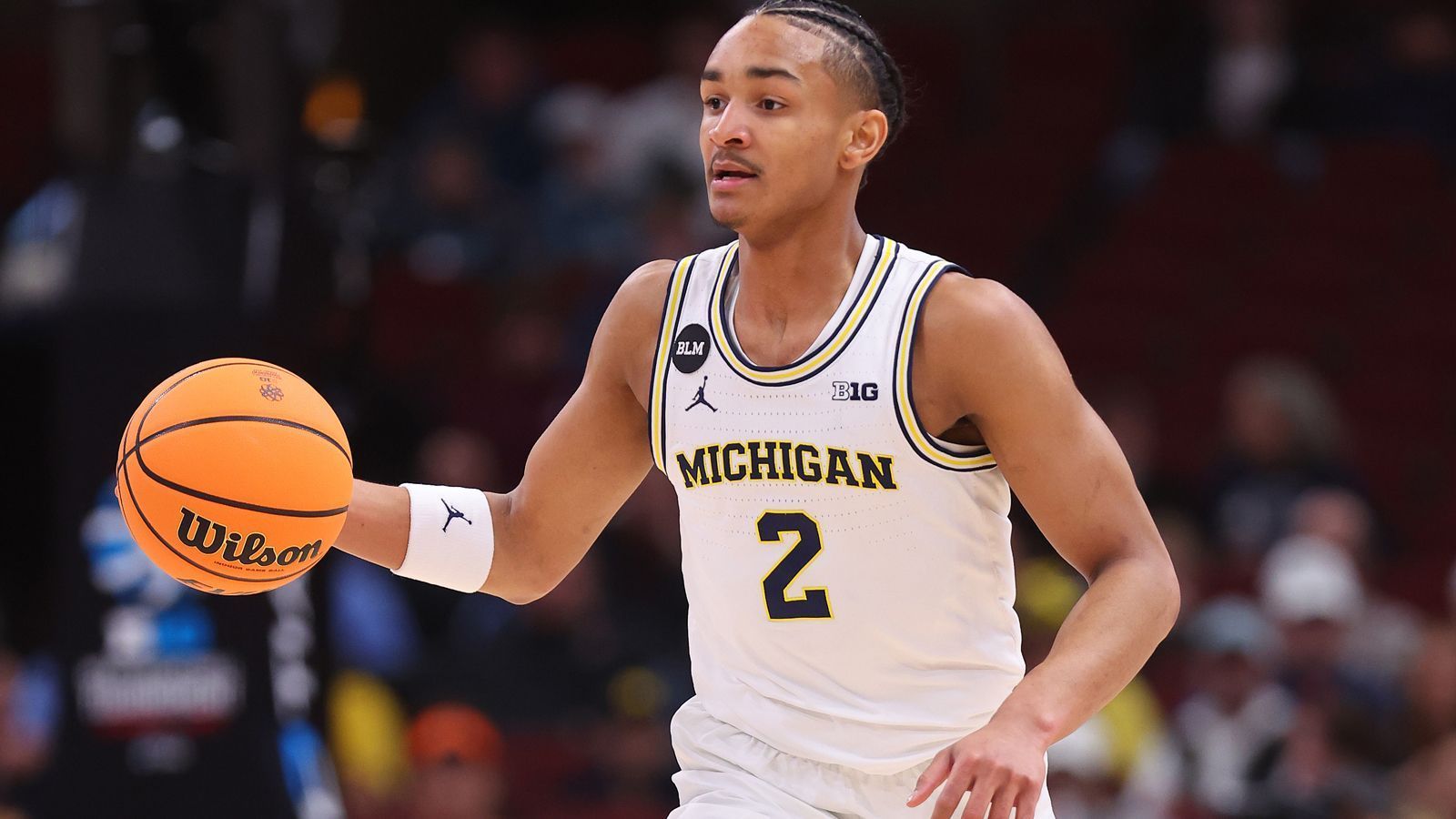 
                <strong>13. Pick: TORONTO RAPTORS Kobe Bufkin (Guard, Michigan, 21. September 2003) </strong><br>
                Stats 22/23: 14 Punkte, 4,5 Rebounds, 2,9 Assists, Quoten: 48/36/85 (33 Spiele)Die Raptors sind aufgrund ihrer Vielzahl an eigenen Free Agents und offenen Entscheidungen schwer einzuschätzen, klar ist aber, dass Scottie Barnes ein Eckpfeiler des Teams sein soll – und dass sie daher Shooting gebrauchen können. Bufkin ist auf beiden Guard-Positionen einsetzbar, smart und mit gutem Wurf ausgestattet. Selbst wenn Toronto Gary Trent Jr. und Fred VanVleet behält, fehlen noch Spieler mit seinem Profil dahinter. Sollte Jakob Pöltl sich verabschieden, könnte der Pick hier aber auch auf Dereck Lively II fallen.
              