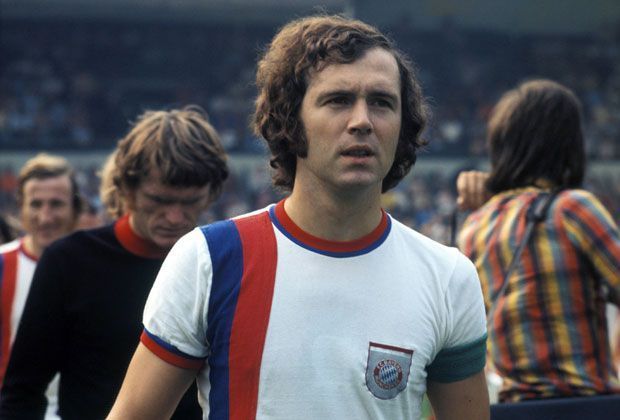 
                <strong>Franz Beckenbauer (1972, 1976)</strong><br>
                Der "Kaiser" wird 1972 und 1976 als Bayern-Profi ebenfalls zwei Mal zu "Europas Fußballer des Jahres" gewählt. In diesen beiden Jahren gewinnt er den Europameistertitel, die deutsche Meisterschaft, den Europapokal der Landesmeister und den Weltpokal.
              