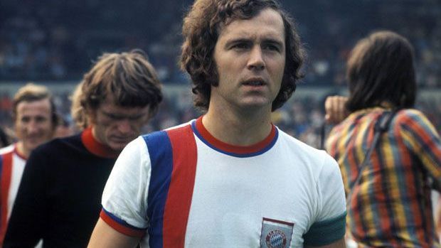 <strong>FC Bayern München: Franz Beckenbauer</strong> "In den 1960er Jahren kam Beckenbauer vom TSV 1860 München zu den Bayern und entwickelte sich zum Symbol des Vereins. Er gewann zahlreiche nationale und internationale Titel, darunter drei Europapokale der Landesmeister." Danach listet die KI Gerd Müller, Karl-Heinz Rummenigge, Lothar Matthäus, Oliver Kahn und Arjen Robben auf.