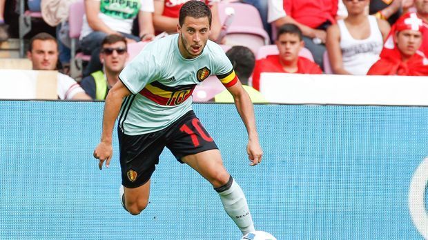 
                <strong>Belgien - Eden Hazard</strong><br>
                Belgien - Eden Hazard: Die "Roten Teufel" haben den jüngsten Kapitän bei der Endrunde 2016. Der Star des FC Chelsea musste kurzfristig einspringen, weil der etatmäßige Kapitän Vincent Kompany aufgrund einer Verletzung für die EM ausfällt. Zuletzt gegen die Schweiz klappte es für Belgien mit dem 25 Jahre alten Kapitän Hazard schon ganz gut. Der Geheimfavorit gewann ein Testspiel trotz Rückstandes noch mit 2:1.
              