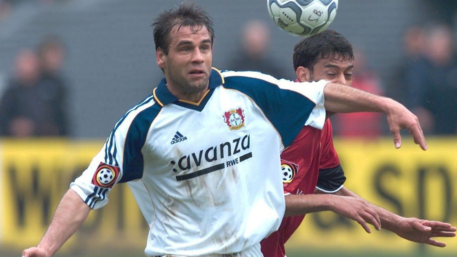 
                <strong>Platz 3: Ulf Kirsten (Bayer Leverkusen)</strong><br>
                Leverkusens Stürmer Ulf Kirsten benötigt am 30. April 2002 im Spiel gegen den 1. FC Kaiserslautern auch 11 Sekunden für die Führung der Bayer-Elf.
              