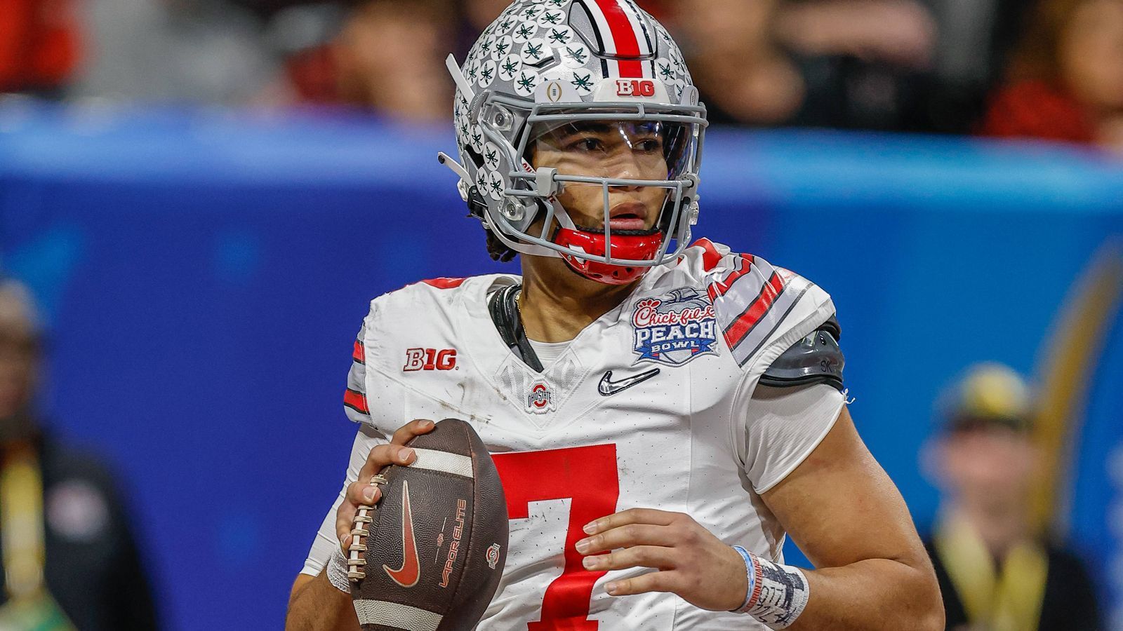 
                <strong>C.J. Stroud (Quarterback, Ohio State)</strong><br>
                Im Gegensatz zu Bryce Young hat C.J. Stroud mit über 1,90 Metern Körpergröße bei gut 99 Kilogramm Quarterback-Gardemaß. Dem 21-Jährigen wird zudem ein ebenso starker wie genauer Wurfarm attestiert. In der vergangenen College-Saison kam Stroud auf 41 Passing Touchdowns bei nur sechs Interceptions. Er könnte beim Combine am Samstag weiter Punkte für eine hohe Draft-Platzierung sammeln.
              