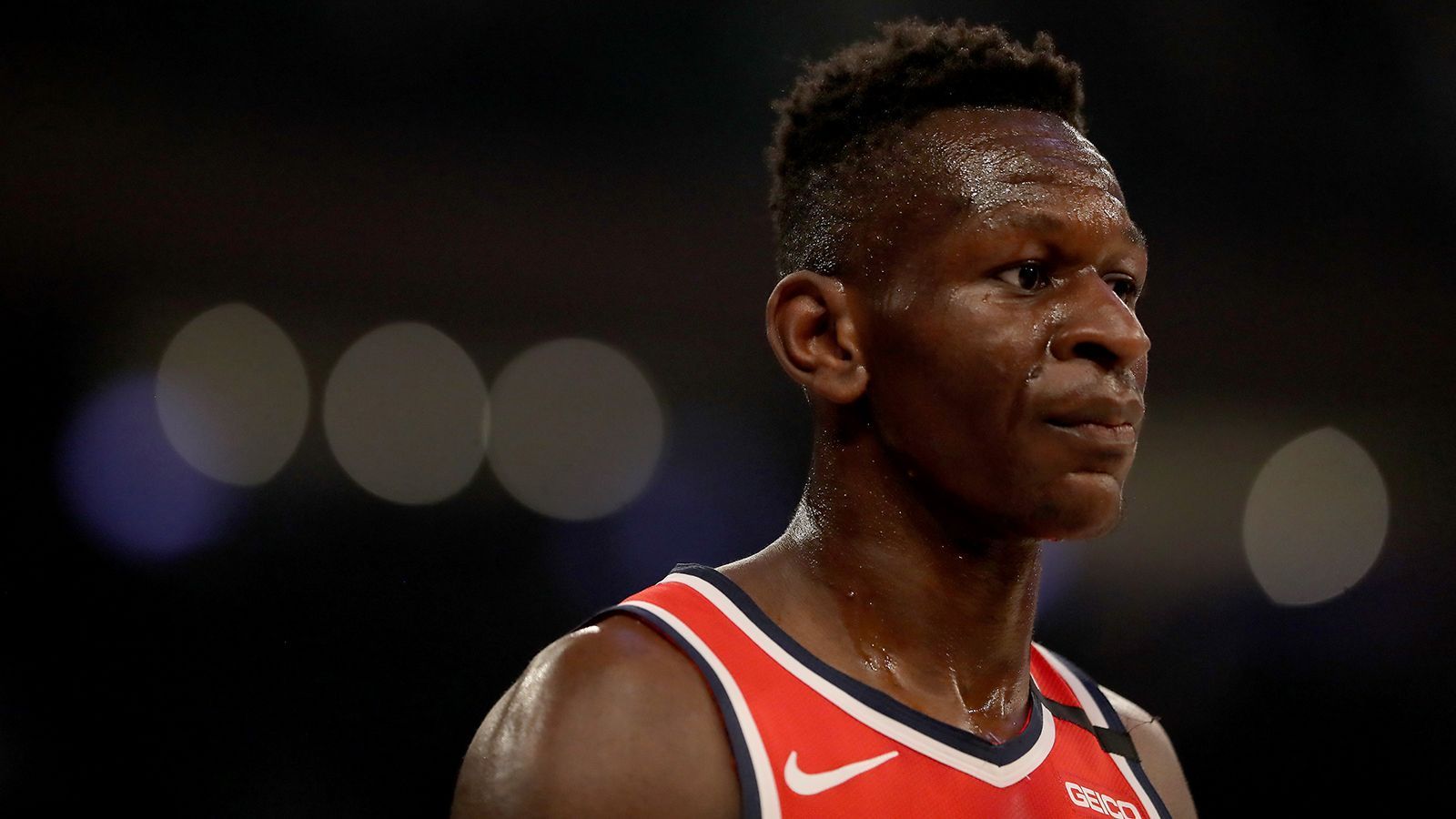 
                <strong>Isaac Bonga (Washington Wizards)</strong><br>
                Wagners Teamkamerad ist derzeit schon einen Schritt weiter. Bonga darf nicht nur starten, sondern erhält auch durchschnittlich 24 Minuten Spielzeit in der Bubble. Der Small Forward versenkt aber auch nur drei seiner insgesamt zehn Korbversuche. Keine Glanzleistung, aber die Spielminuten zeigen, dass Washington der richtige Ort ist, um diese Talente zu entwickeln.
              