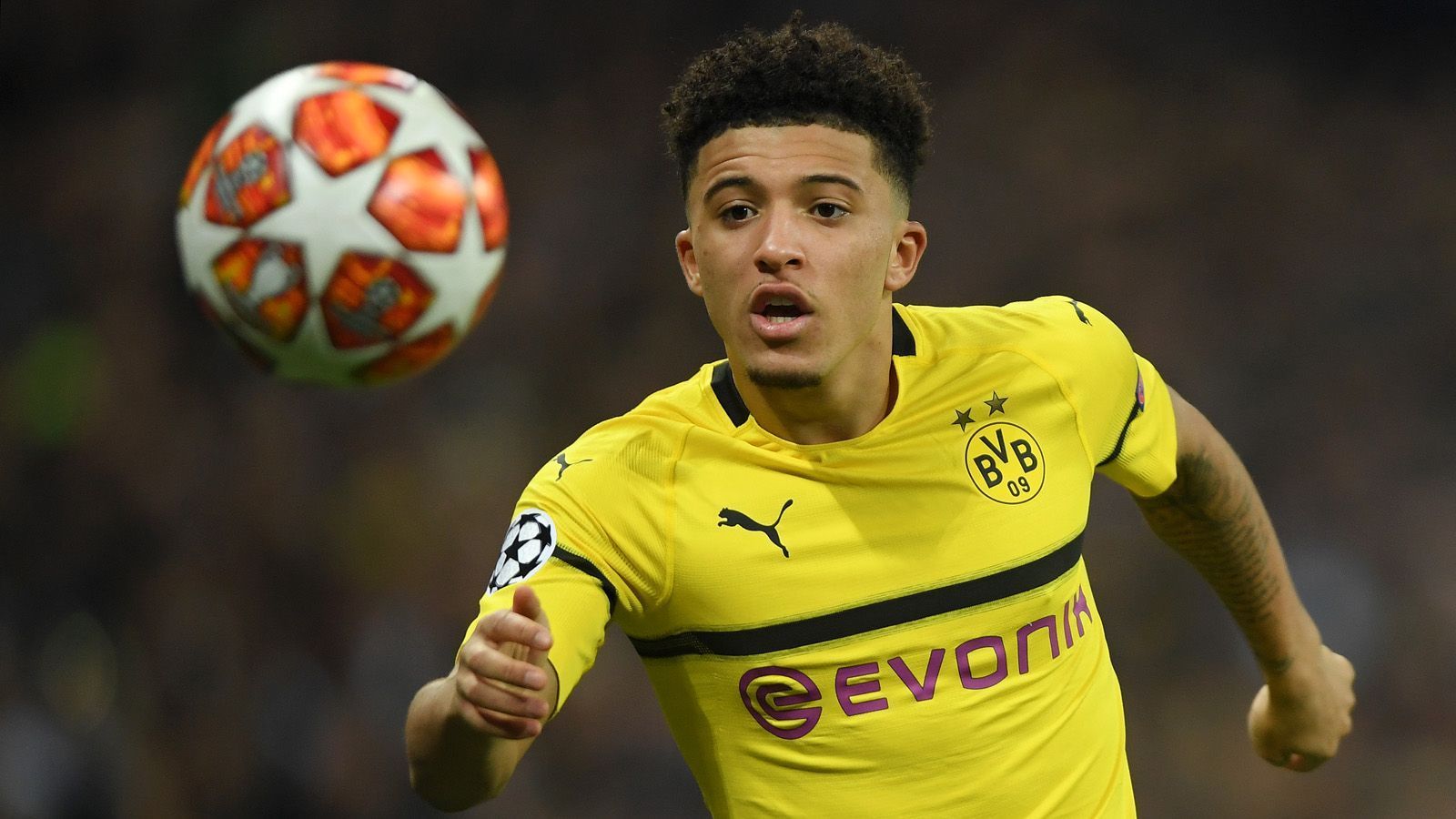 
                <strong>Jadon Sancho</strong><br>
                Ihm merkt man sofort an, dass er in seiner Heimatstadt vor Familie und Freunden spielt: In Halbzeit eins der beste Dortmunder, immer anspielbereit, von den Spurs kaum zu halten. Mit tollen Ideen, Aktionen, Pässen, Flanken und Schüssen. Taucht nach dem überraschenden 0:1 wie der Rest der Offensive zu oft ab, bekommt nicht mehr viel zustande. ran-Note: 3
              