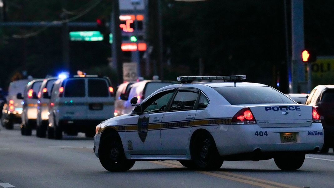 Die US-amerikanische Polizei vor Ort in Jacksonville, Florida.