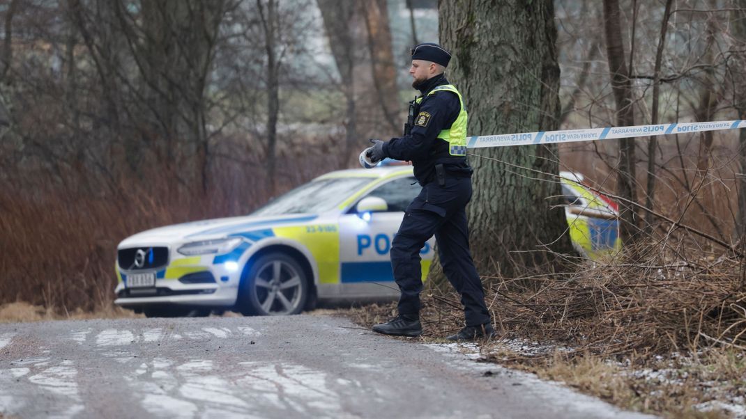 Polizei am Schauplatz eines Vorfalls in der Risbergska-Schule. Großeinsatz an einer schwedischen Schule: Mehrere Personen wurden von Schüssen verletzt. Berichten zufolge ist der Täter tot.