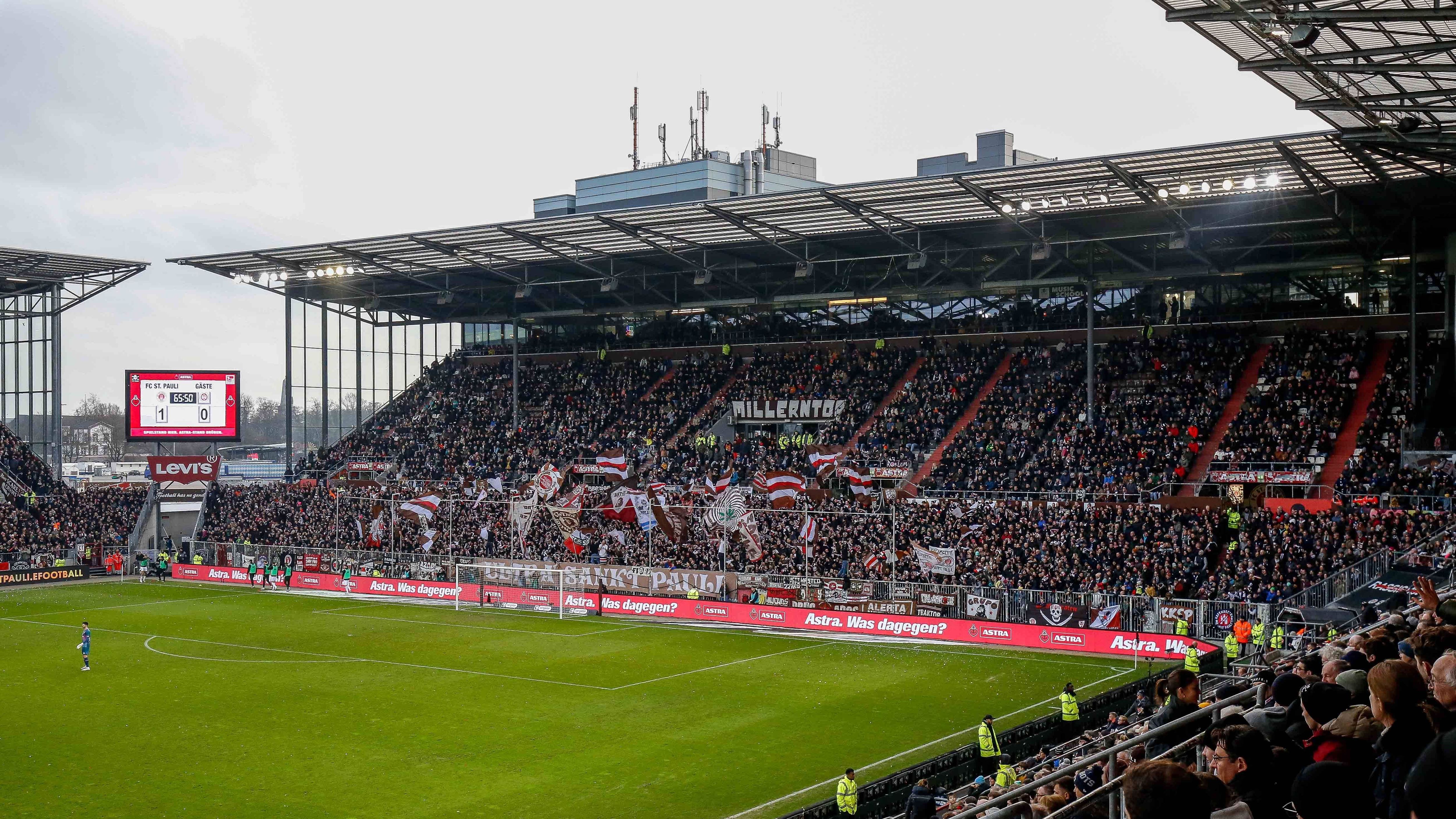 <strong>Gendergerechte Sprache auf St. Pauli<br></strong>In einer Stellungnahme verkündete der Zweitliga-Tabellenführer, ab sofort nur noch Personen den Zutritt zum Stadion zu gewähren, die gendergerechte Sprache beherrschen. Drei von fünf Begriffen müssen demnach richtig gegendert werden, als Alternative kann auch ein Mitgliedsausweis der Antifa vorgelegt werden.