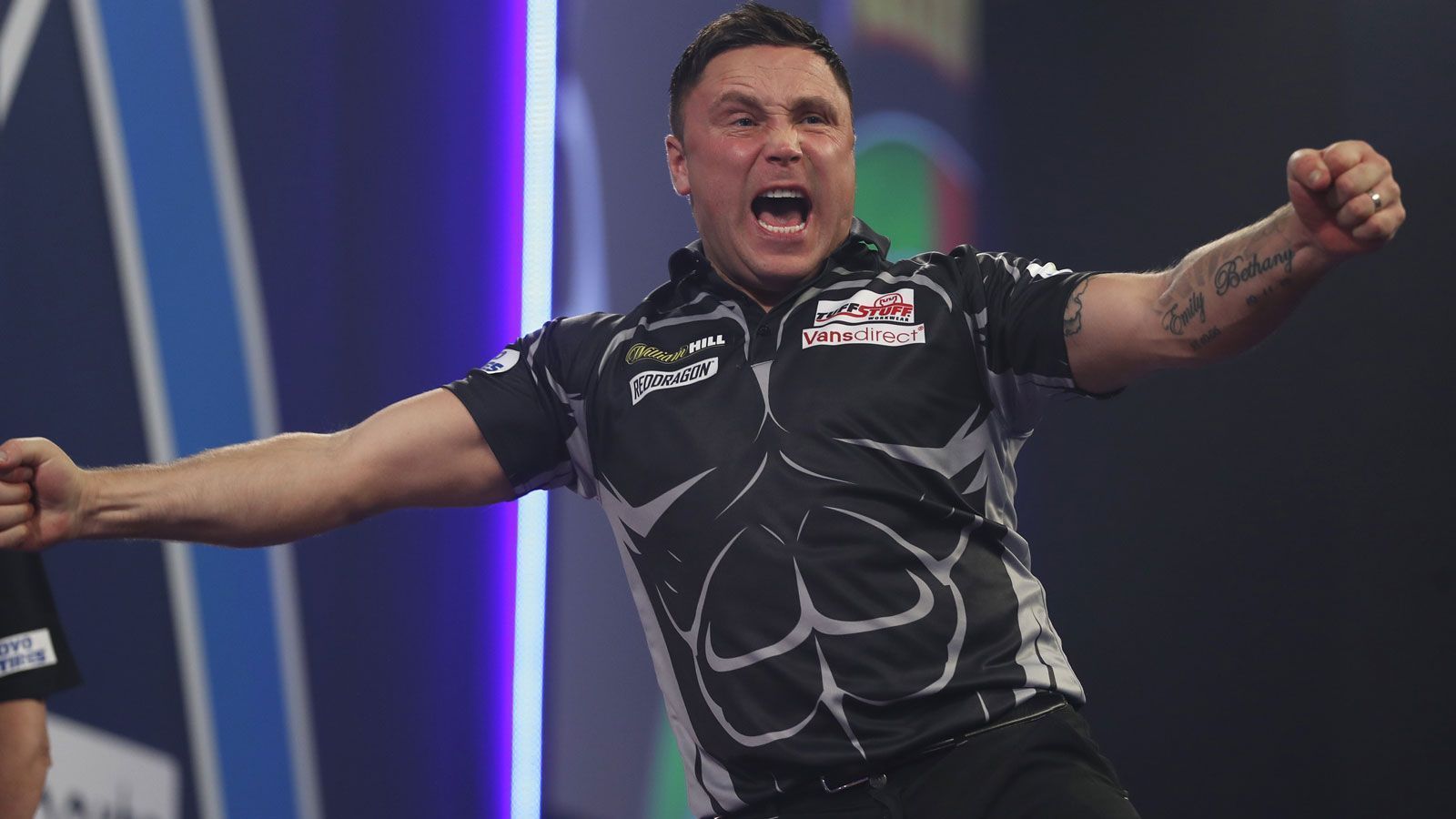 <strong>Gerwyn Price (Wales) - The Iceman</strong><br>
                Am Oche ist Gerwyn Price einer der emotionalsten Spieler und wird eher zum Vulkan. Wegen des Reims auf seinen Nachnamen (Ice/Price) und seiner Einlaufmusik "Ice Ice Baby" von "Vanilla Ice" passt sein Spitzname aber dann irgendwie doch.
