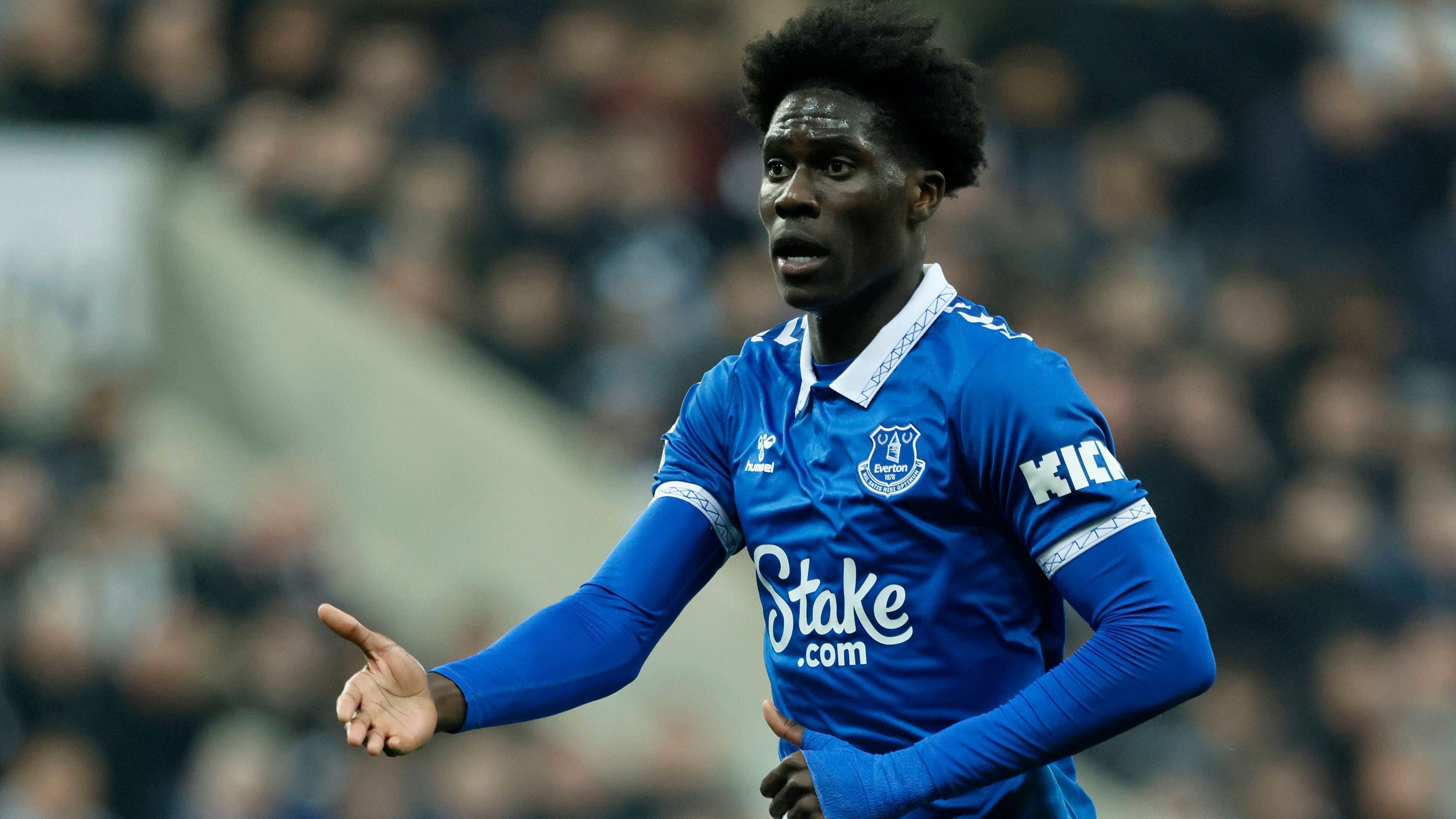 <strong>Amadou Onana (FC Everton)</strong><br>Der Name Amadou Onana geistert bereits seit längerer Zeit als möglicher Neuzugang durch die Säbener Straße. Wie "Sky" nun berichtet, könnte der 22-Jährige tatsächlich eine ernsthafte Option werden, wenn der neue Trainer auf eine Verpflichtung besteht. Onana steht in Everton noch bis 2027 unter Vertrag und könnte rund 60 Millionen Euro kosten.