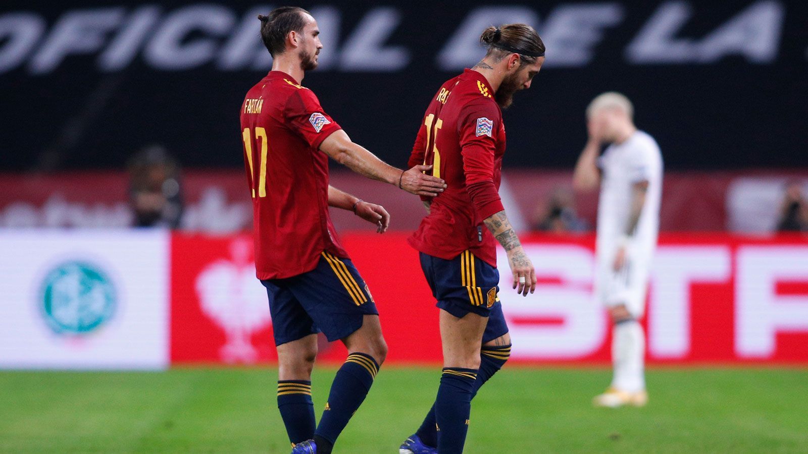 
                <strong>Sergio Ramos (Real Madrid)</strong><br>
                Der Rekordnationalspieler Spaniens musste den 6:0-Sieg in der Nations League gegen Deutschland teuer bezahlen: Kurz vor der Halbzeitpause verletzte sich der 34-Jährige unglücklich am Knie und musste vorzeitig ausgewechselt werden. Gerade für Real Madrid wiegt der Verlust von Ramos schwer, die "Königlichen" erlebten als La Liga-Titelverteidiger einen verkorksten Saisonstart und müssen auch in der Champions League um das Weiterkommen bangen. Mit Glück kann der Routinier noch vor Weihnachten sein Comeback geben.
              