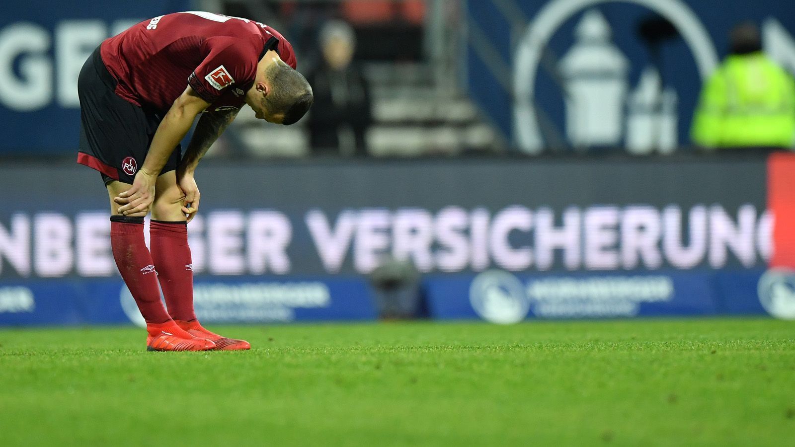 
                <strong>1. FC Nürnberg</strong><br>
                Nürnberger Tristesse unter spanischer Sonne: Die dringend benötigte Trendwende des Clubs im Trainingslager ist ausgeblieben, keines der beiden Testspiele gegen die allenfalls zweitklassigen Mannschaften aus den Niederlanden und Belgien, Royal Excel Mouscron sowie PEC Zwolle konnte der Tabellenletzte der Bundesliga gewinnen.Einziger Lichtblick für Trainer Köllner: Kapitän Hanno Behrens sowie Torhüter Christian Mathenia sind wieder fit. Fun-Fact am Rande: Beim Testspiel gegen Mouscron in Los Barrios mussten die Spieler kalt duschen. Das Warmwasser war kaputt. Vielleicht war das der nötige Weckruf, den der Rekord-Auf- und Absteiger gebraucht hat.
              