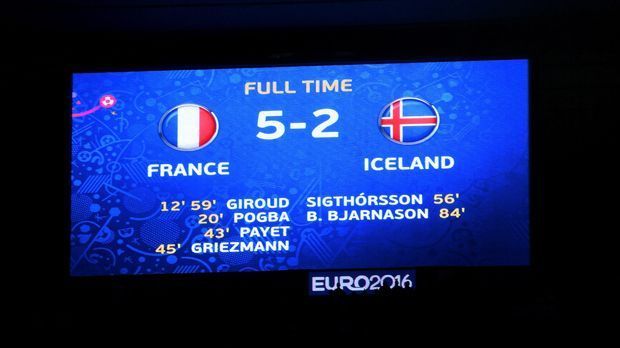 
                <strong>Frankreich vs. Island</strong><br>
                Schon zur Halbzeit steht es 4:0 für die in allen Belangen überlegenen Franzosen. Doch die Isländer geben nie auf und dürfen im zweiten Durchgang auch noch zweimal jubeln.
              