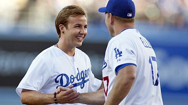 
                <strong>Mario Götze und sein First Pitch</strong><br>
                Götze fühlt sich natürlich dennoch geehrt und schreibt auf twitter: "Ich kann mich verbessern." Dodgers-Catcher A.J. Ellis sieht das anscheinend ganz genauso und gratuliert dem Weltmeister zu seinem Premieren-Wurf.
              