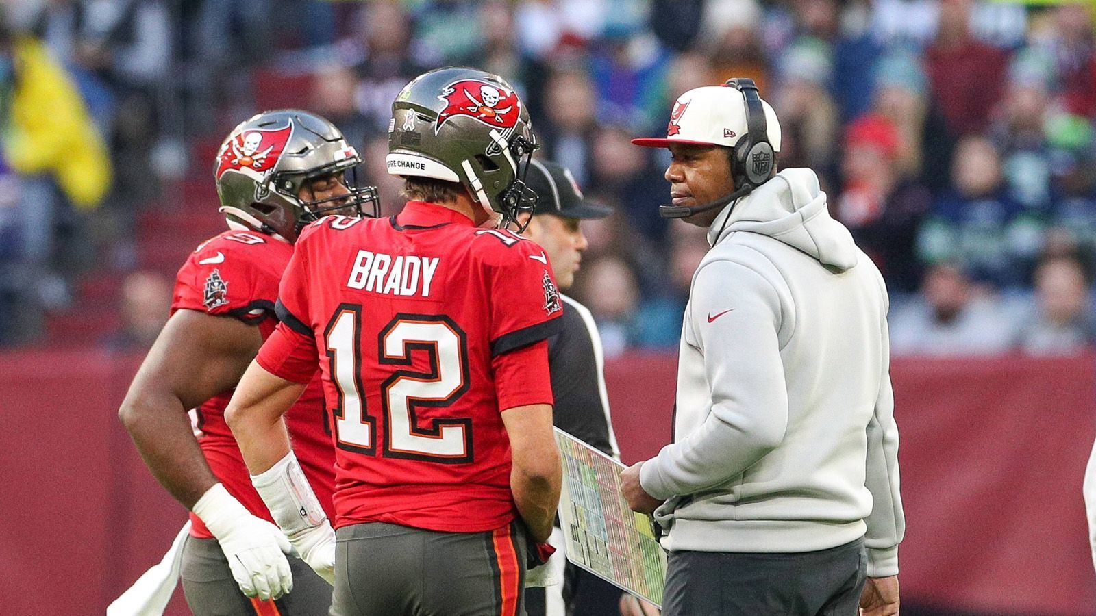
                <strong>NFC South: Tampa Bay Buccaneers</strong><br>
                &#x2022; Head Coach: Todd Bowles (r.)<br>&#x2022; Quarterback: Tom Brady (Nummer 12)<br>&#x2022; Platzierung nach Regular Season: 1. der NFC South (Division), Platz 4 in der NFC (Conference)<br>&#x2022; Stadion: Raymond James Stadium (Tampa, Florida)<br>&#x2022; Gegründet: 1976<br>
              