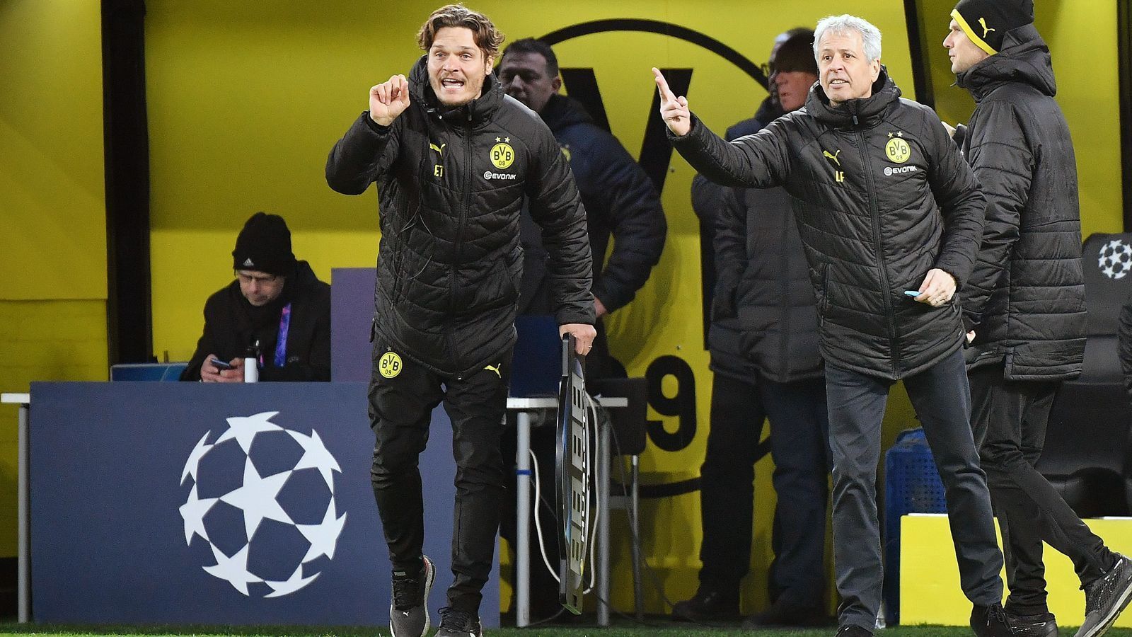 
                <strong>Das hat sich unter BVB-Coach Edin Terzic verändert: Vergleich mit Lucien Favre</strong><br>
                Seit Dezember 2020 hat Edin Terzic (li.) bei Borussia Dortmund als Trainer das Sagen. Nach einer 1:5-Klatsche am 11. Spieltag muss Vorgänger Lucien Favre gehen und Terzic übernimmt. Nun gewinnt Terzic das Rückrunden-Duell bei den Schwaben spektakulär mit 3:2. Nach 17 Bundesliga-Spielen an der Seitenlinie ist es nun an der Zeit, Terzic' Zahlen als BVB-Trainer mit jenen von Vorgänger Favre zu vergleichen. ran blickt auf die Statistik.
              