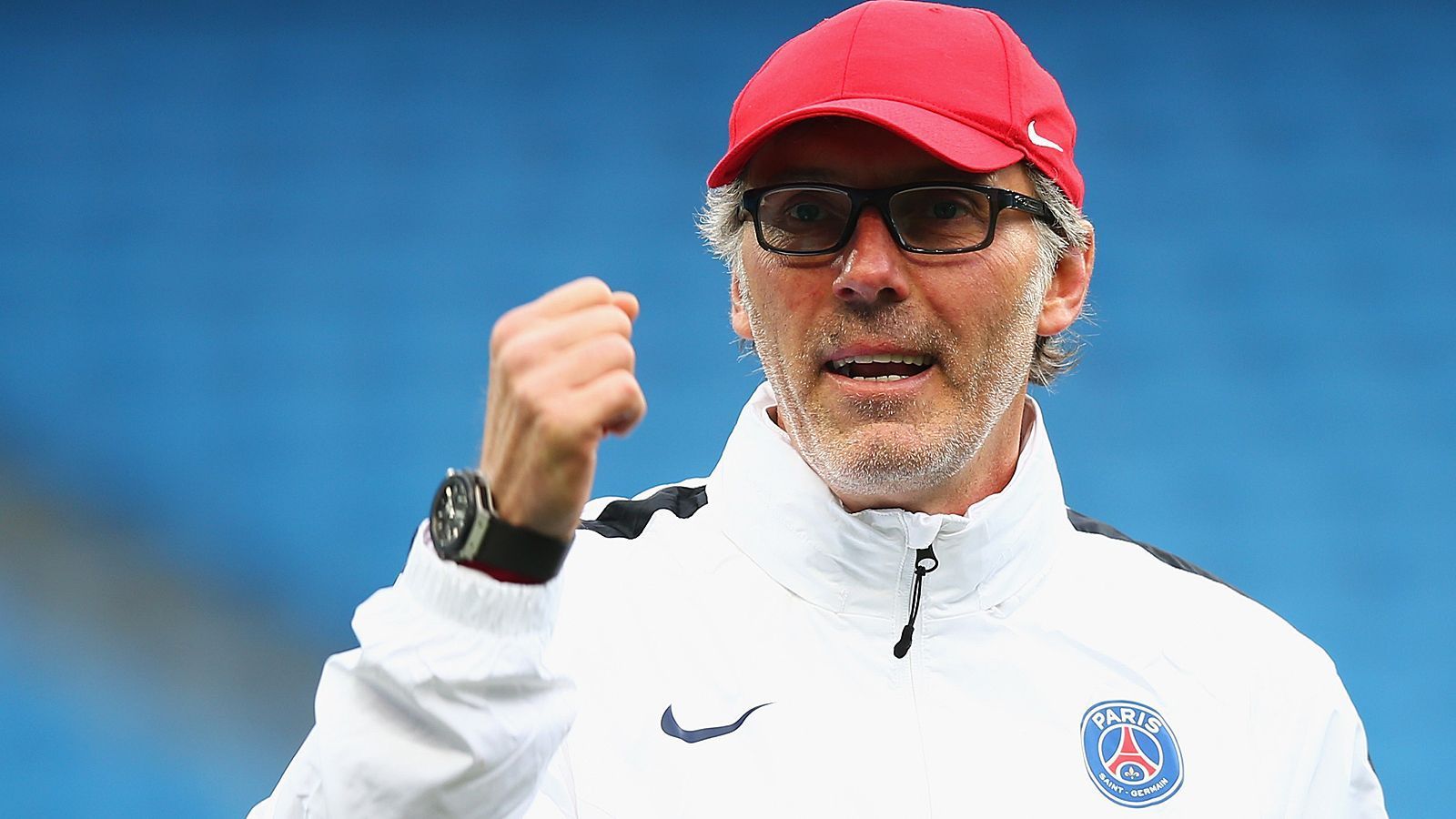 
                <strong>Laurent Blanc (vereinslos)</strong><br>
                Mittlerweile ist Laurent Blanc seit zwei Jahren ohne Anstellung. Doch der Franzose hat in seiner Heimat schon für Aufsehen gesorgt. Nach einem erfolgreichen Engagement bei Girondins Bordeaux mit vier Titeln in zwei Jahren blieb er mit der "Equipe Tricolore" mehr als 21 Monate lang unbesiegt, um bei der EM 2012 im Viertelfinale an Spanien zu scheitern. Bei Paris St. Germain begründete er die Erfolgsära mit elf Titeln in drei Saisons. In Spanien versuchte sich Blanc in der Saison 1996/1997 beim FC Barcelona. Nun könnte der Erzrivale der Katalanen rufen.
              