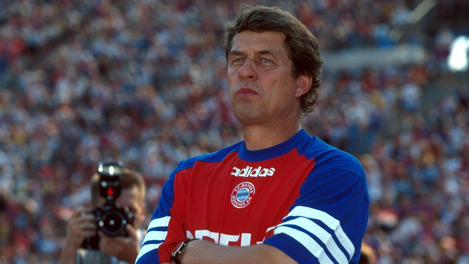 
                <strong>Otto Rehhagel, Meistertrainer</strong><br>
                Trainer von Borussia Dortmund von 1976 bis 1978 und von Bayern München von 1995 bis 1996. Seine vielen Titel gewann "König Otto" mit anderen Vereinen (Düsseldorf, Bremen und Kaiserslautern). In Dortmund musste er nach dem 0:12 gegen Mönchengladbach am letzten Spieltag der Saison 1977/78 mit dem wenig schmeichelhaften Spitznamen "Otto Torhagel" gehen. In München lief es besser. Aber trotz Platz zwei in der Bundesliga und dem Erreichen des UEFA-Cup-Finales wurde er vorzeitig entlassen.
              
