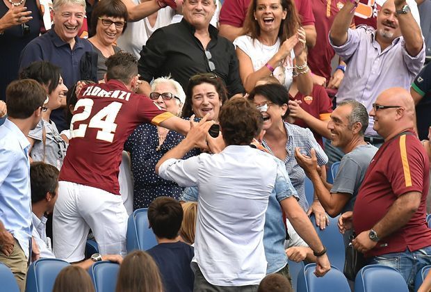 
                <strong>Alessandro Florenzi - Omas Liebling</strong><br>
                Spätestens seit Alessandro Florenzi nach seinem Treffer gegen Cagliari zu seiner Oma auf dieTribüne rannte, ist er in Italien beliebt wie kaum ein anderer. Der Mittelfeldspieler wird häufig als Joker ins Spiel gebracht - und dreht dann gleich auf.
              