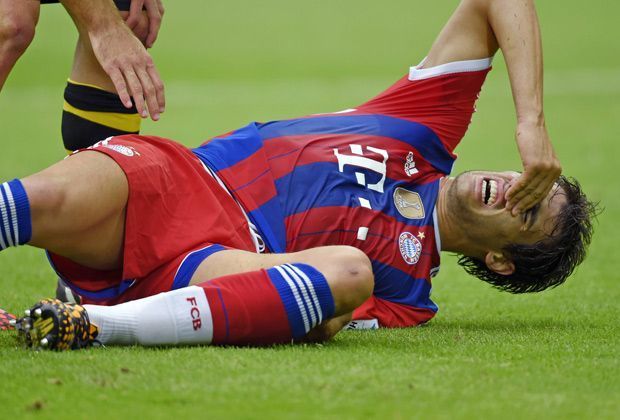 
                <strong>Javi Martinez fällt lange aus</strong><br>
                Ein Szene, die dem FC Bayern auch Tage danach noch weh tut. Javi Martinez verletzt sich im Supercup gegen Dortmund schwer, reißt sich das Kreuzband und fällt für mehrere Monate aus.
              
