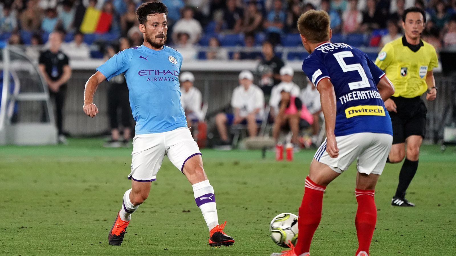 
                <strong>David Silva (Manchester City)</strong><br>
                Bei David Silva stehen die finalen Wochen bei Manchester City bevor. "Dies ist die letzte Saison für mich", sagte der 34-jährige Spanier schon im Juni bezüglich seines 2020 auslaufenden Vertrages beim Team von Coach Pep Guardiola. Der Welt- und Europameister ist längst Rekordspieler der "Citizens". 29 Millionen Euro zahlte ManCity im Sommer 2010 angeblich an den FC Valencia, um Silva auf die Insel zu holen - eine lohnende Investition. Wohin die Reise geht, ist noch nicht bekannt. Gehandelt wird Inter Miami, der neue MLS-Klub von David Beckham.
              