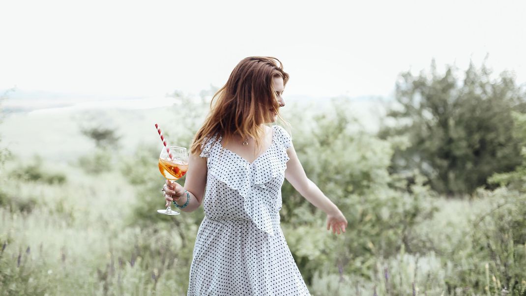 Als Hochzeitgast gibt es einige Fashion-Regeln zu beachten - manche davon sind aber überholt. Was dieses Jahr wirklich im Trend liegt, gibt's hier.