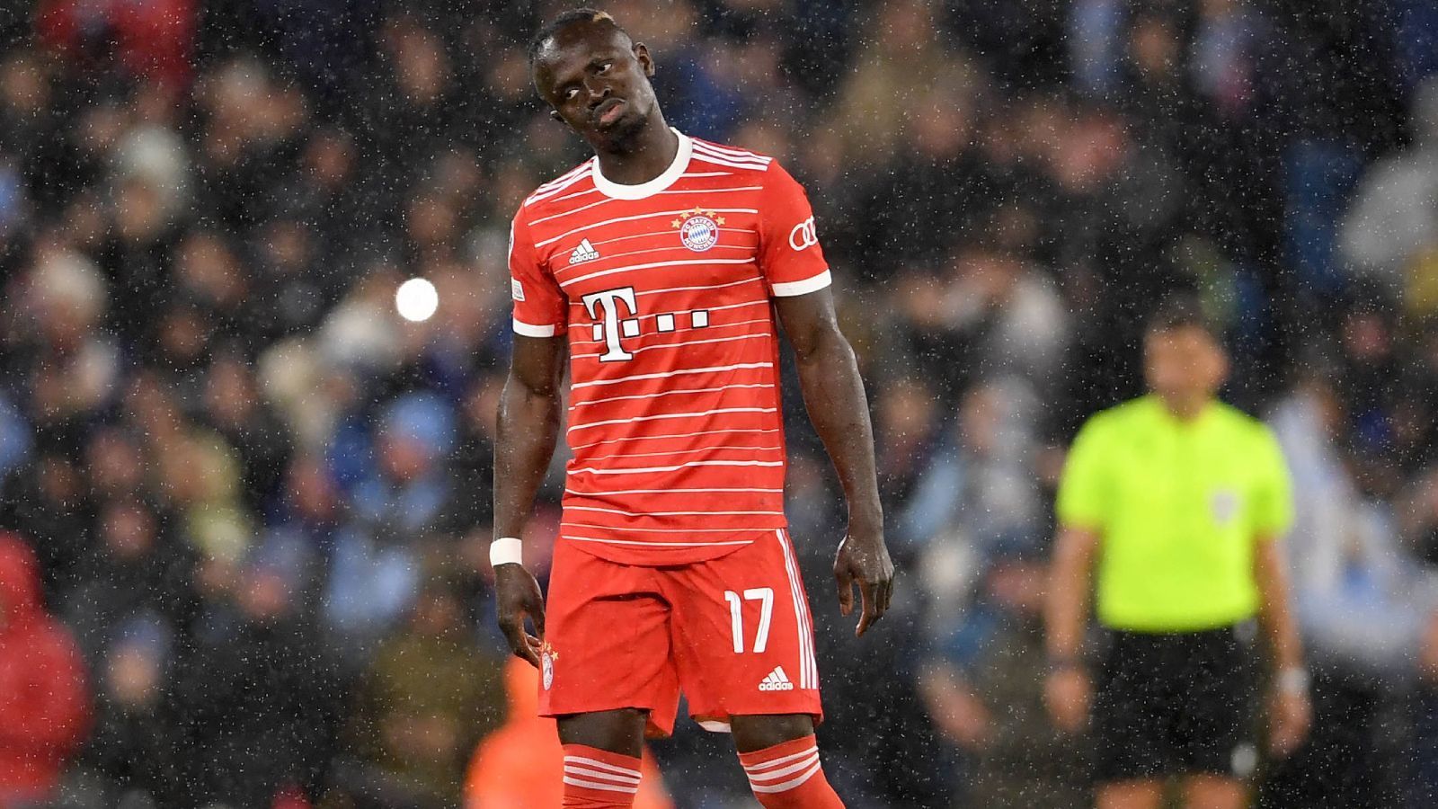 
                <strong>Quo Vadis, Sadio Mane?</strong><br>
                Hätte jener Tuchel mehr Zeit mit seiner neuen Mannschaft gehabt, womöglich hätte er einen Platz für Sadio Mane gefunden. Aktuell hängt der Senegalese jedoch mehr oder weniger in der Luft. Keiner weiß so Recht, ob es einen Platz für ihn bei den Bayern gibt und wenn ja, wo? Er kam als geistiger Nachfolger von Robert Lewandowski und mit elf Treffern aus 32 Spielen, dazu fünf Assists, steht seine Bilanz auch alles andere als schlecht da - allerdings ist er als Weltstar gekommen und sollte auch so performen.
              