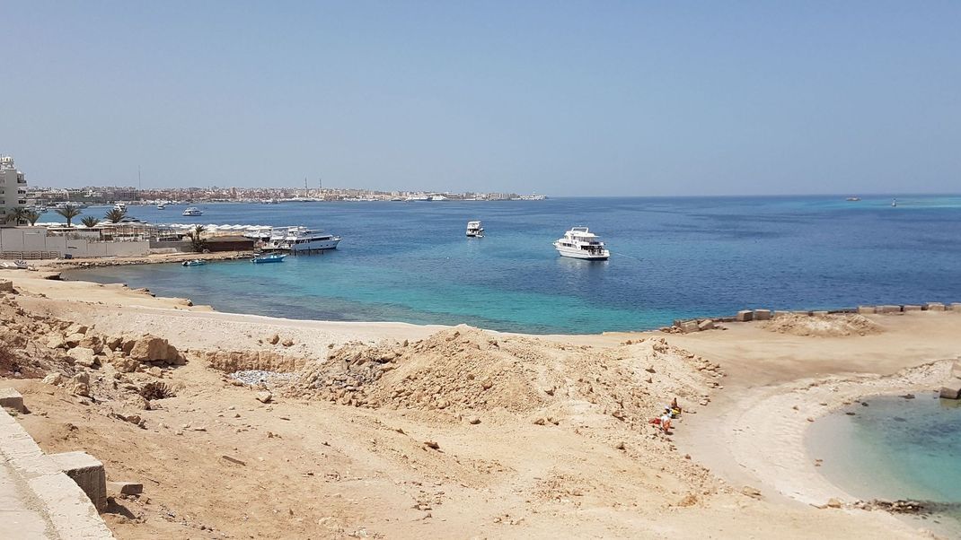 Menschenleer ist der Badestrand von Hurghada.