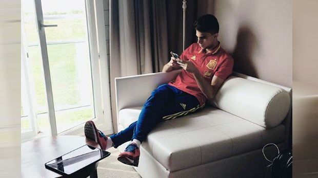 
                <strong>Thiago Alcantara</strong><br>
                "BVB-Eindringling in meinem Zimmer", twittert Bayerns spanischer Nationalspieler Thiago aus dem EM-Quartier des Titelverteidigers. Wie meint er das denn? Ganz einfach: Es handelt sich beim vermeintlichen "Eindringling" um Dortmunds Neuzugang Marc Bartra - der ganz zufällig wohl auch der Zimmerkollege von Thiago im ist.
              