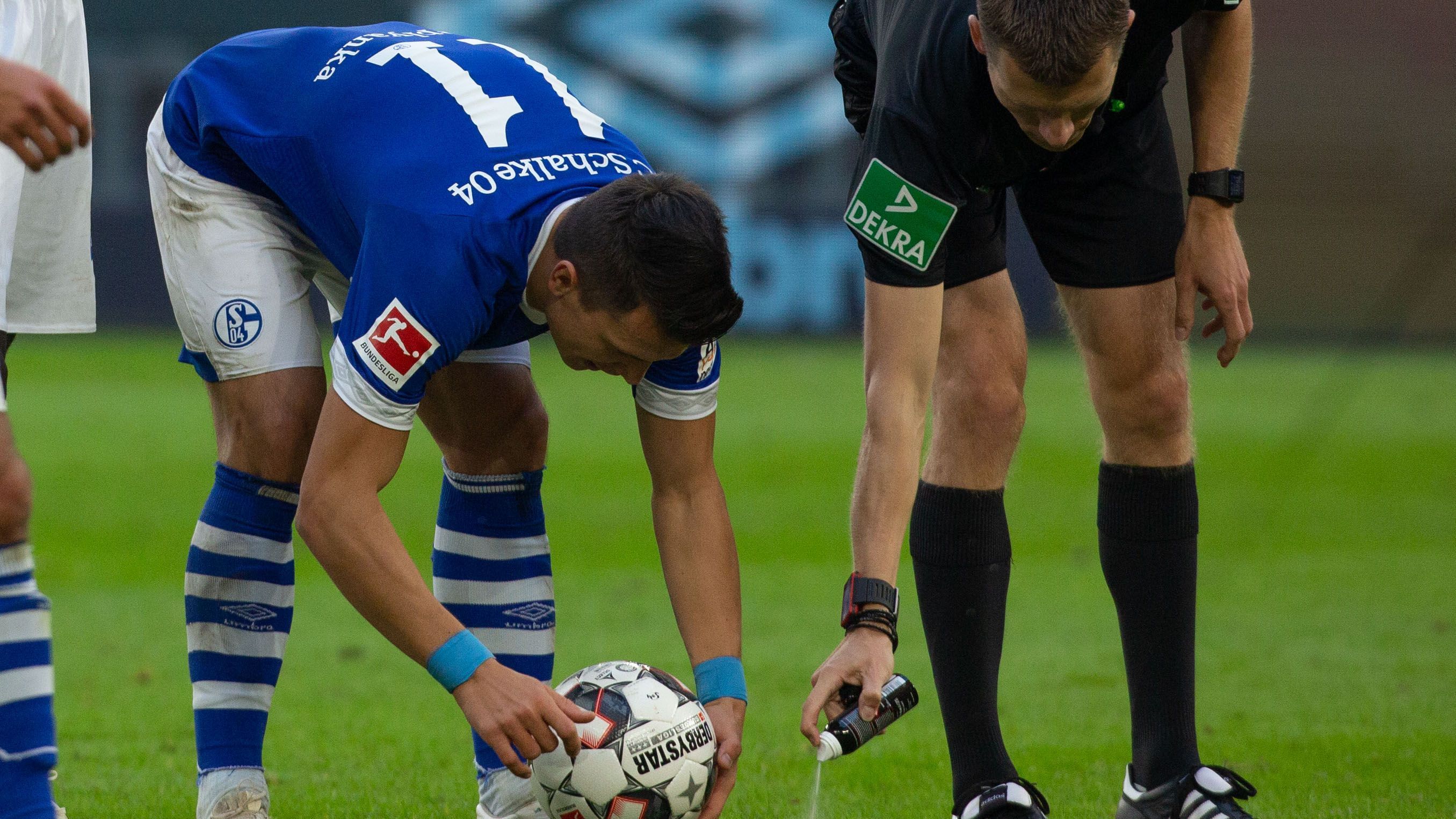 
                <strong>Freistöße dürfen künftig schnell ausgeführt werden, auch wenn der Schiri noch eine Karte zeigen will</strong><br>
                Der Schiedsrichter kann nach einem Foul eine Karte auch erst bei der nächsten Spielunterbrechung zeigen, wenn die Mannschaft den fälligen Freistoß schnell ausführt und somit eine Torchance kreiert. "Es wäre unfair, diesen Angriff zu unterbinden", erklärt das IFAB diese Regeländerung. Hat der Schiedsrichter "mit dem Verfahren für die Disziplinarmaßnahme" bereits begonnen, ist eine schnelle Ausführung nicht erlaubt. 
              