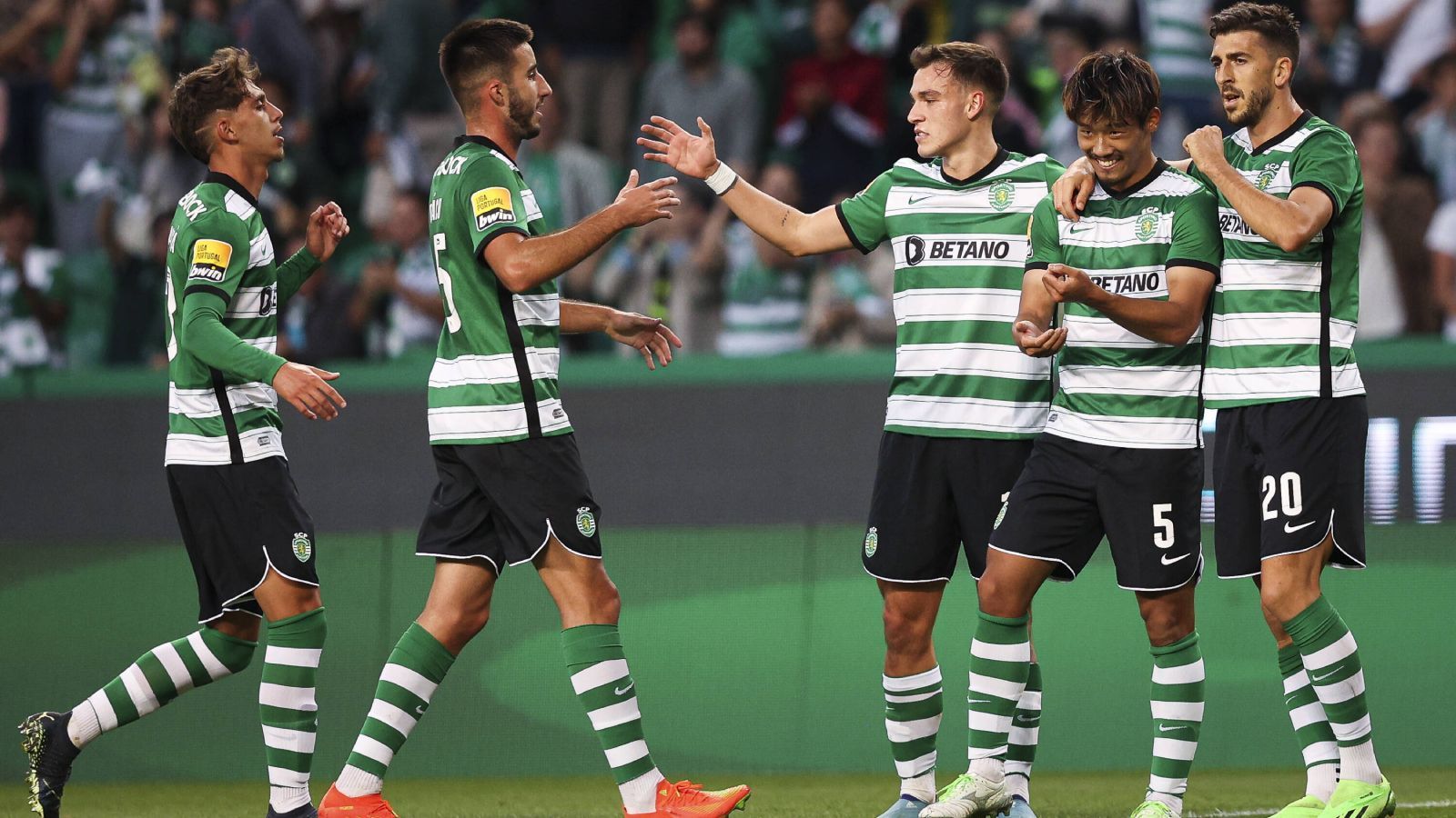 
                <strong>Platz 8: Sporting Lissabon</strong><br>
                Die Wenigsten hätten vor der Spielzeit Sporting Lissabon zur Halbzeit der Gruppenphase zu den zehn besten Teams der gesamten Champions League gezählt, aber der Sporting Club de Portugal, wie er eigentlich heißt, hat bisher zwei beeindruckende Spiele hingelegt. Dem furiosen 3:0 bei Eintracht Frankfurt folgte ein nicht weniger furioses 2:0 gegen Tottenham Hotspur. Dass der SCP im letzten Spiel in Marseille mit 1:4 unter die Räder kam, darf aufgrund von früher Unterzahl, Torwart-Fehlern und diversen Aussetzern als Betriebsunfall gewertet werden. Wenn die Mannen von Trainer Ruben Amorim so weitermachen wie in den ersten Spielen, dann ist mit den Grün-Weißen zu rechnen.
              