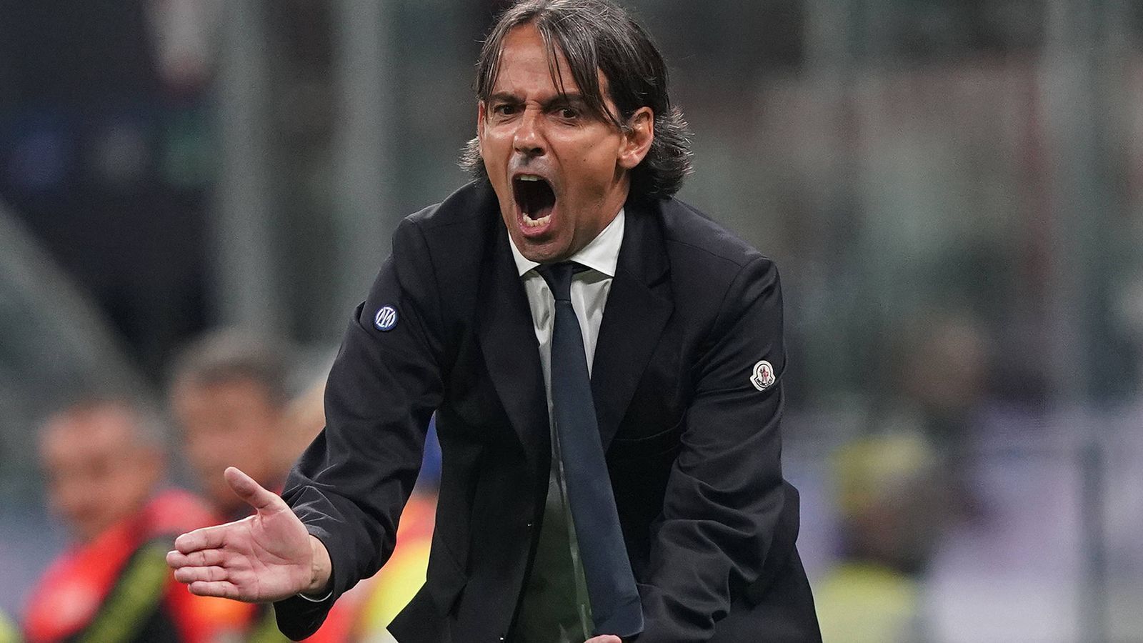 
                <strong>Stadtderby in der Champions League: AC Mailand vs. Inter Mailand</strong><br>
                Trainer Simone Inzaghi ist wütend. Sein AC Mailand verliert das Spiel mit 0:2.
              