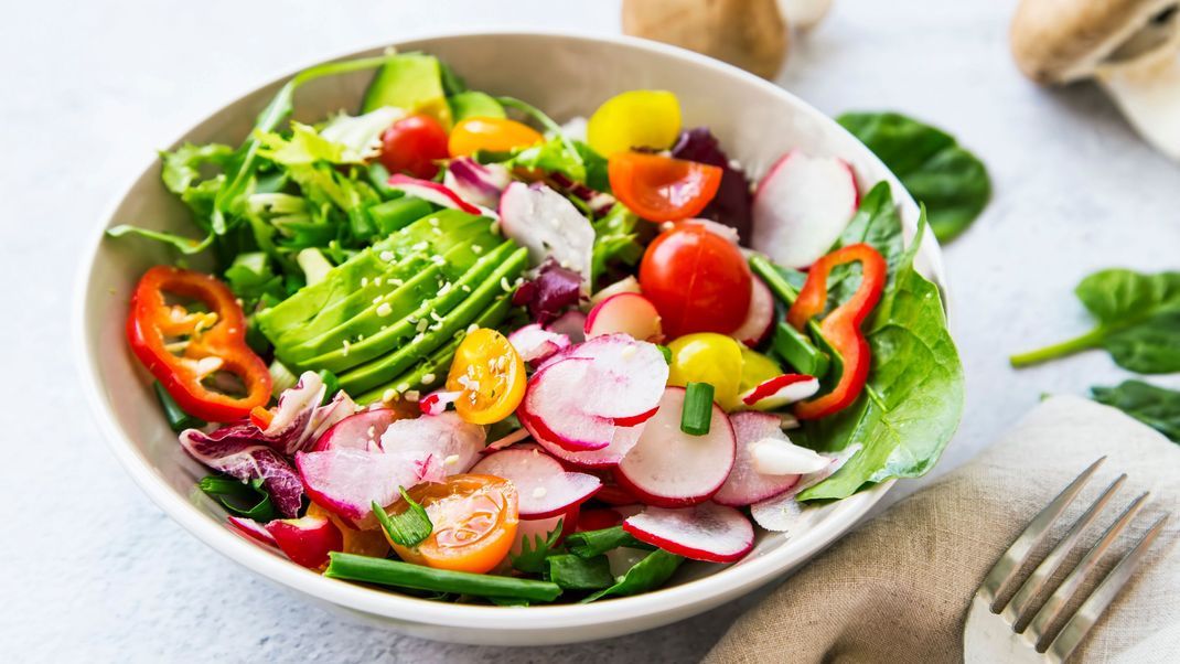 Salate sind perfekte für den Sommer. Und noch dazu kannst du mit den richtigen Salaten auch abnehmen und dich ausgewogen ernähren. 