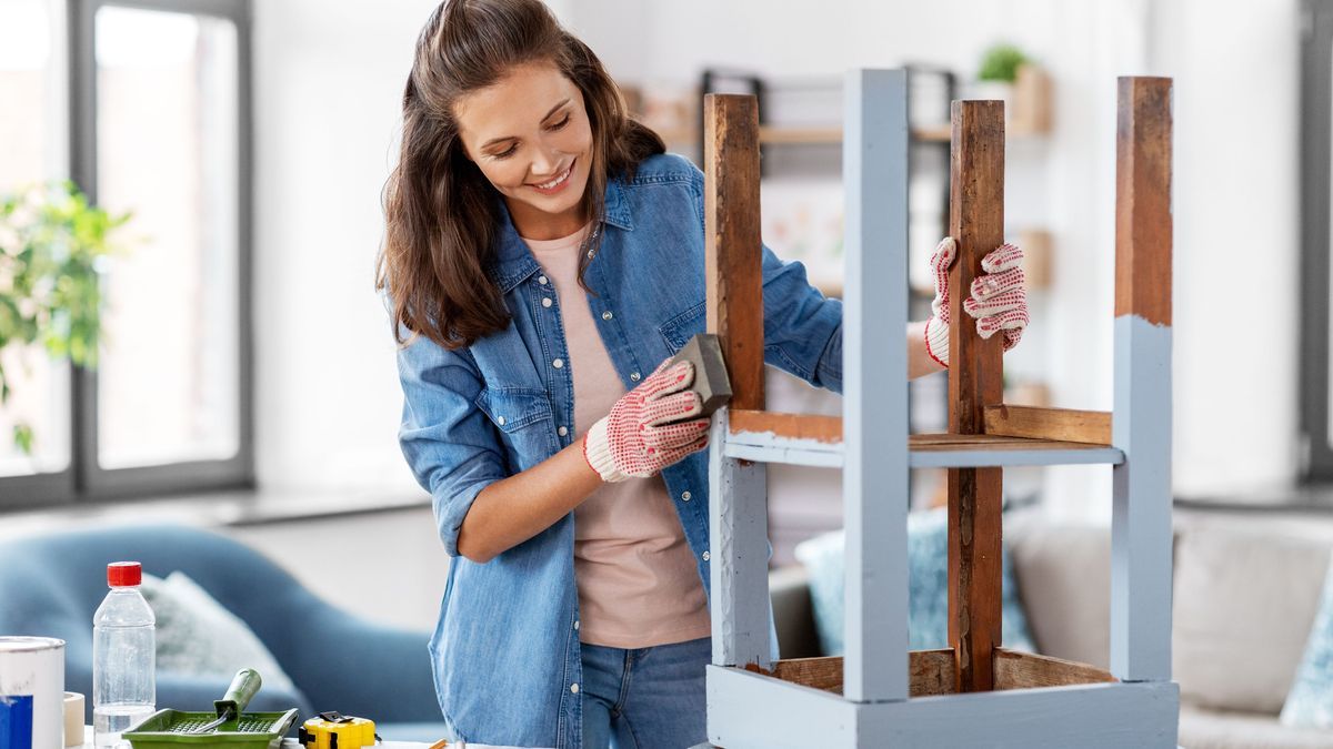 Frau baut Tisch - Möbel - DIY - Heimwerken