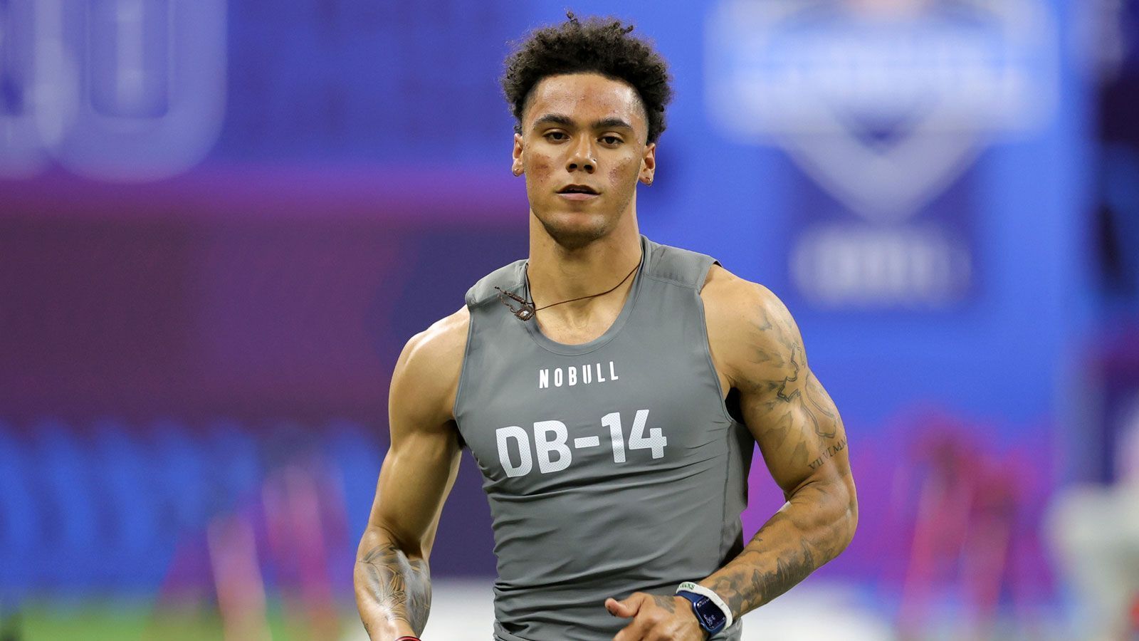 
                <strong>5. Platz: Christian Gonzalez (New England Patriots)</strong><br>
                &#x2022; Position: Cornerback<br>&#x2022; Gepickt an: 17. Stelle<br>&#x2022; Quote: +1.000 (bei einem Einsatz von 100 US-Dollar erhält man 1.100 US-Dollar)<br>
              