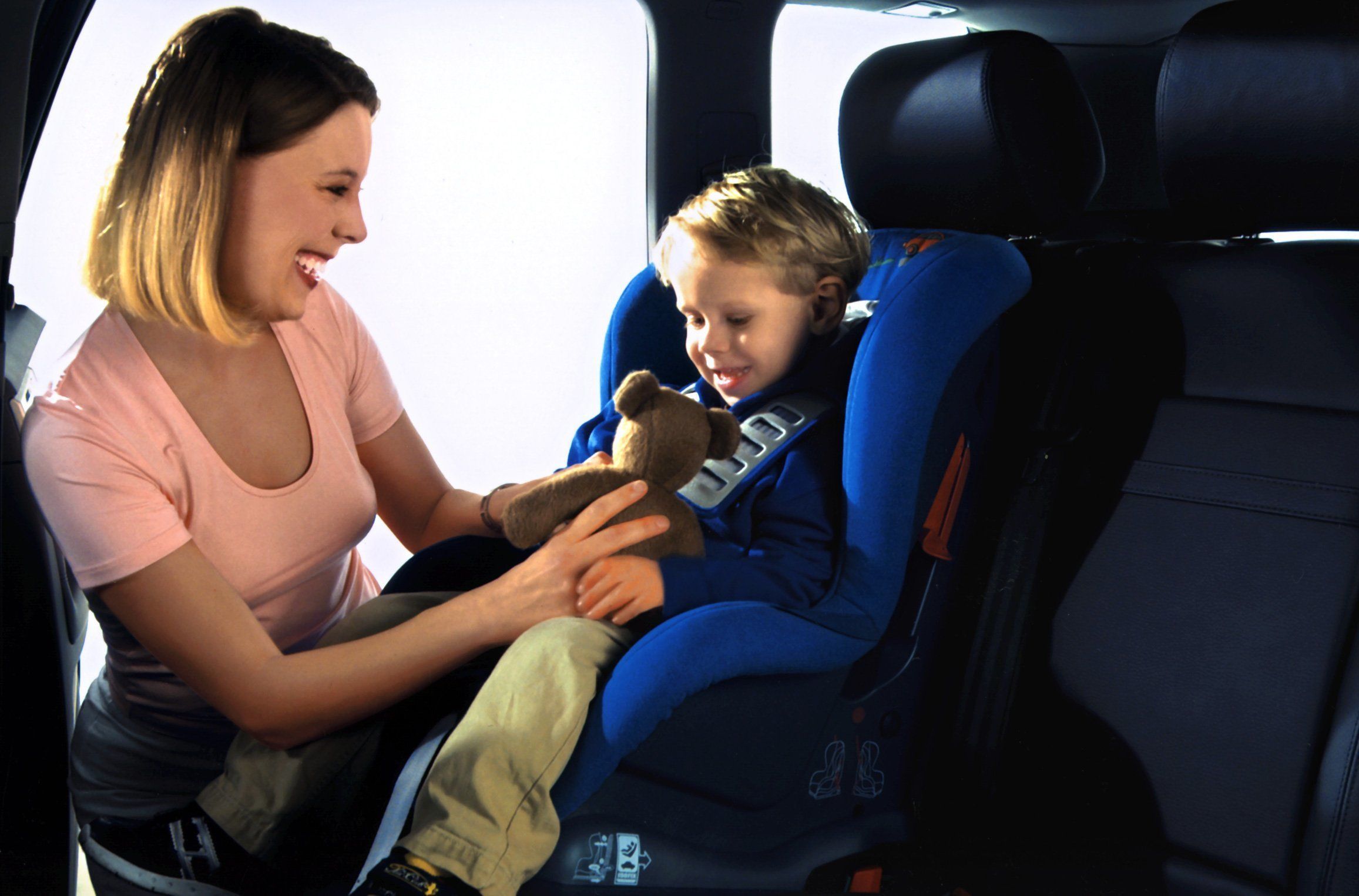 Kindersitze: Wie Kinder sicher im Auto mitfahren