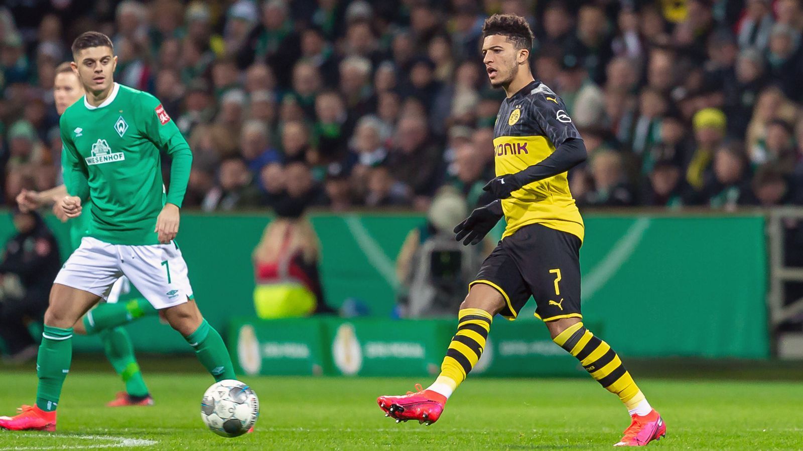 
                <strong>Jadon Sancho (Borussia Dortmund)</strong><br>
                Der auffälligste Offensivspieler in der ersten Halbzeit. Wenn der BVB gefährlich ist, dann ist der junge Brite fast immer beteiligt. Sancho sorgt mit seinen starken Dribblings immer wieder für Tempowechsel und bereitet der Bremer Hintermannschaft noch am häufigsten Probleme. Doch in der besten Phase des BVB, also nach dem 1:2, ist nicht mehr viel von Sancho zu sehen. ran-Note: 3
              