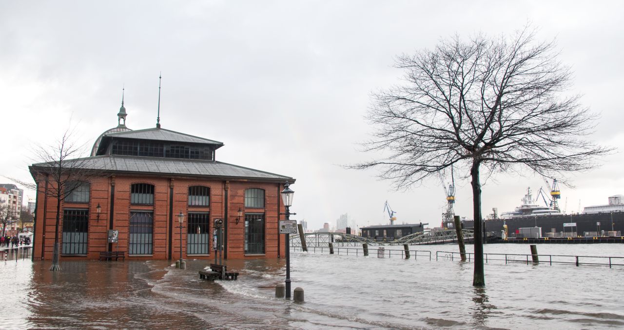 Der Hamburger Fischmarkt wurde bei einer Sturmflut überschwemmt.