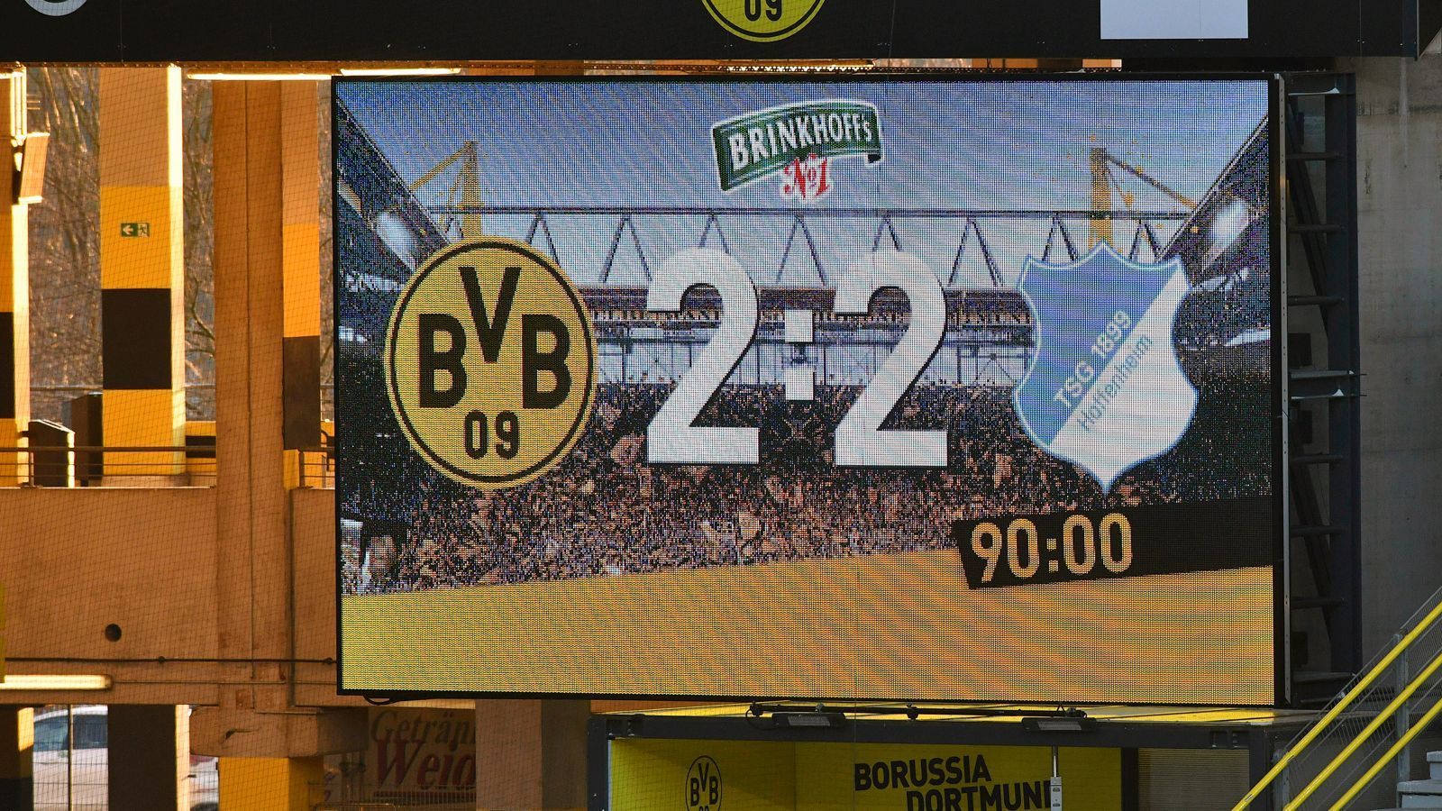 
                <strong>Spitzenplatzierung in Gefahr</strong><br>
                Spätestens nach dem 2:2 gegen Hoffenheim sollte bei Dortmund Alarmstufe Rot herrschen. Die Borussia schmiert in der Tabelle immer mehr ab. Lag der Rückstand auf den damaligen Tabellenführer Leverkusen zum Zeitpunkt der Favre-Entlassung noch bei überschaubaren sechs Punkten, liegt der BVB mittlerweile 15 Zähler hinter dem aktuellen Tabellenersten FC Bayern München, der noch dazu ein Spiel weniger absolviert hat. Die Titelträume kann Dortmund, Meister von 2011 und 2012, also ad acta legen. Vielmehr geht es darum, nicht auch noch den Anschluss an die Champions-League-Ränge aus den Augen zu verlieren. Nach dem Remis gegen die TSG liegt Dortmund nämlich nur auf dem sechsten Rang. Zum Vergleich: Favre war selbst nach der 1:5-Klatsche gegen Stuttgart, die sein Aus besiegelte, nach elf Spieltagen immer noch Fünfter und damit besser platziert als der Traditionsverein nach zwei Monaten der Ära Terzic.
              