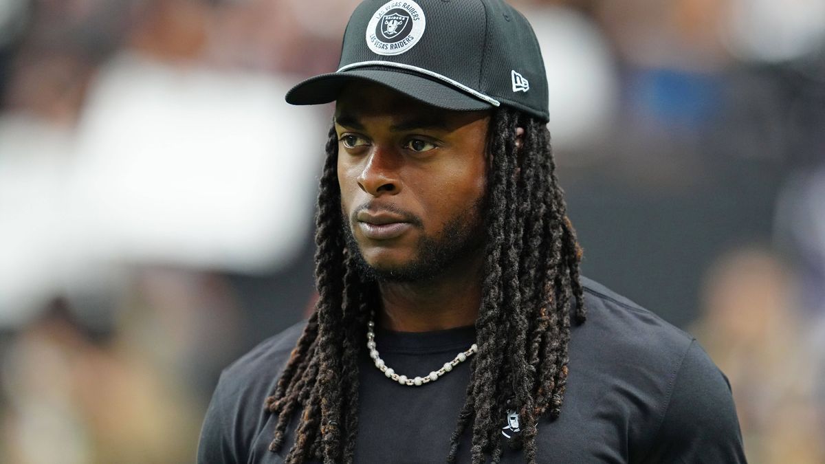 NFL, American Football Herren, USA Cleveland Browns at Las Vegas Raiders Sep 29, 2024; Paradise, Nevada, USA; Las Vegas Raiders wide receiver Davante Adams (17) walks the sideline before the start ...