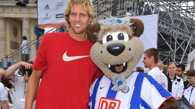 
                <strong>Dirk Nowitzki (Hertha BSC)</strong><br>
                Dirk Nowitzki drückt dem Hauptstadtklub Hertha BSC die Daumen.
              