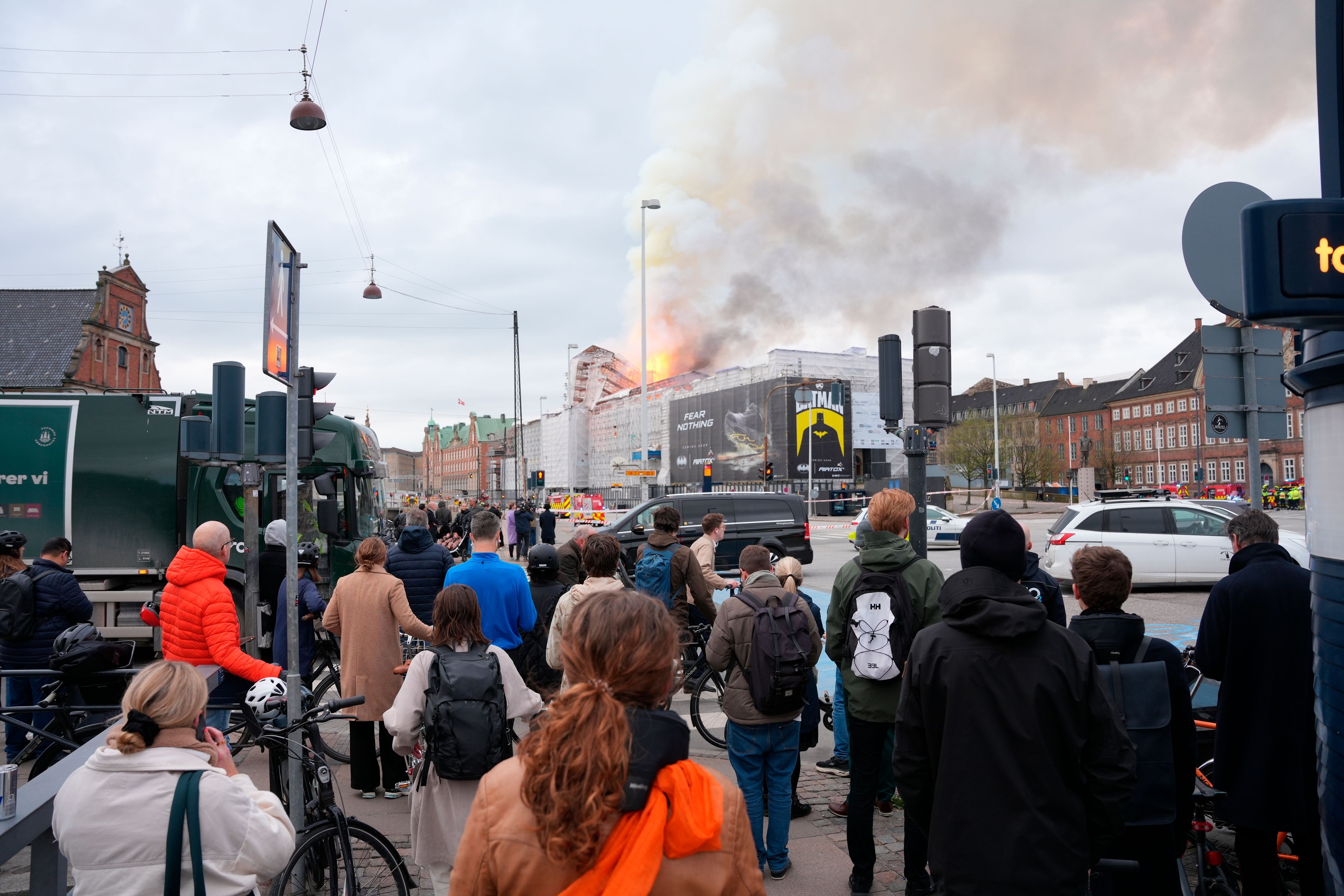 Zahlreiche Menschen beobachten, wie Feuer und Rauch aus der Alten Börse, "Boersen", aufsteigen.