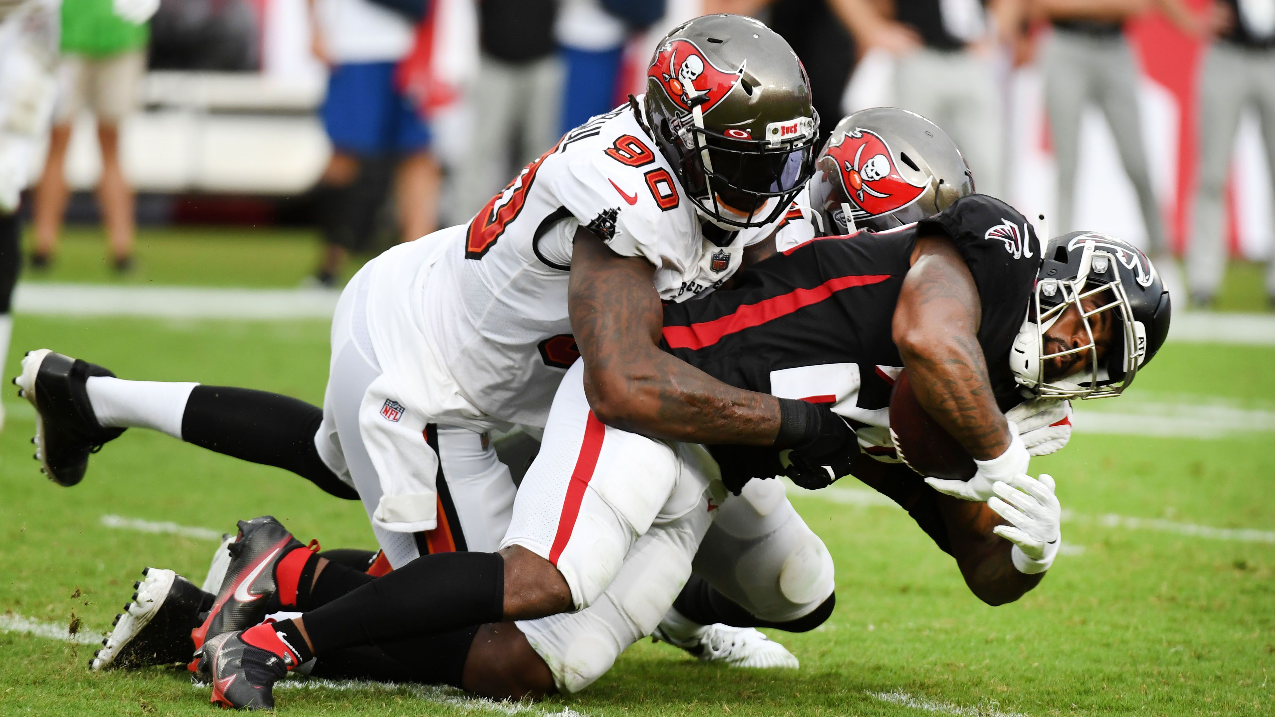 
                <strong>Defense vor Zerstückelung</strong><br>
                Auch der Defense droht ein großer Umbruch. Während die Linebacker-Fraktion um Devin White, Lavonte David und Shaq Barrett fest an die Buccaneers gebunden ist, werden mit Jason Pierre-Paul (im Bild) und Ndamukong Suh zwei absolute Pass-Rush-Monster zu Free Agents. In der jungen Secondary sind ebenfalls die ersten Verlängerungen notwendig: Sowohl Safety Jordan Whitehead als auch Cornerback Carlton Davis standen in Super Bowl LV als Starter auf dem Feld und dürften einige Teams auf sich aufmerksam gemacht haben.
              