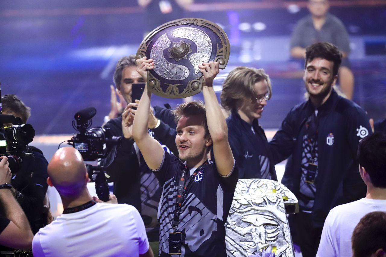 Platz 2: "JerAx" - Jesse Vainikka (Mitte). Im 2019er-Finale besiegte OG das Team Liquid mit 3:1. Auf dem Konto des Finnen JerAx haben sich bereits 6,5 Millionen US-Dollar durchs Profi-Gaming angesammelt.