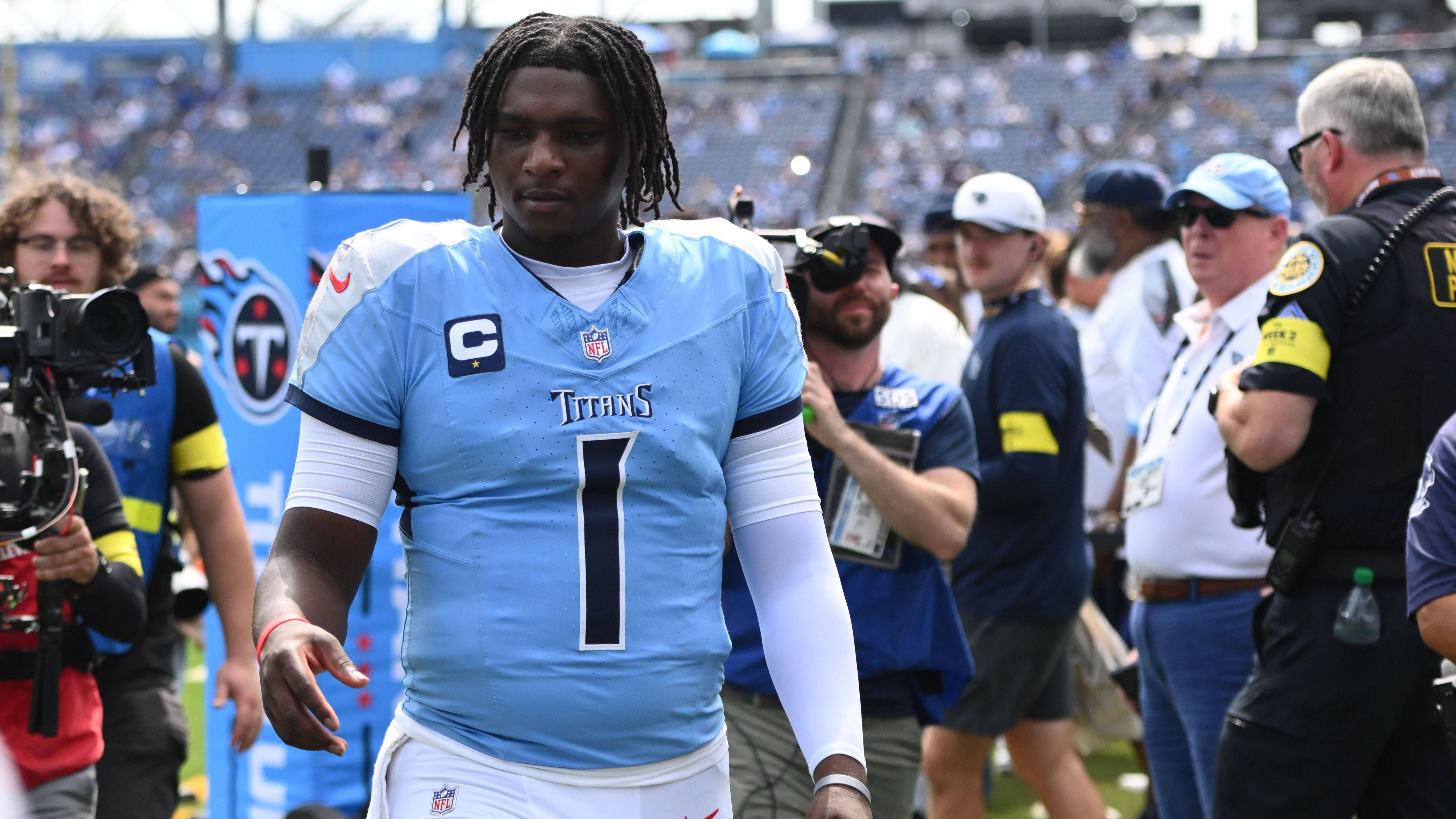<strong>Tennessee Titans</strong><br>• Starter: Cam Ward (Rookie; im Bild)<br>• Backup: Brandon Allen<br>• Practice Squad: Trevor Siemian<br>• Verletzt: Will Levis