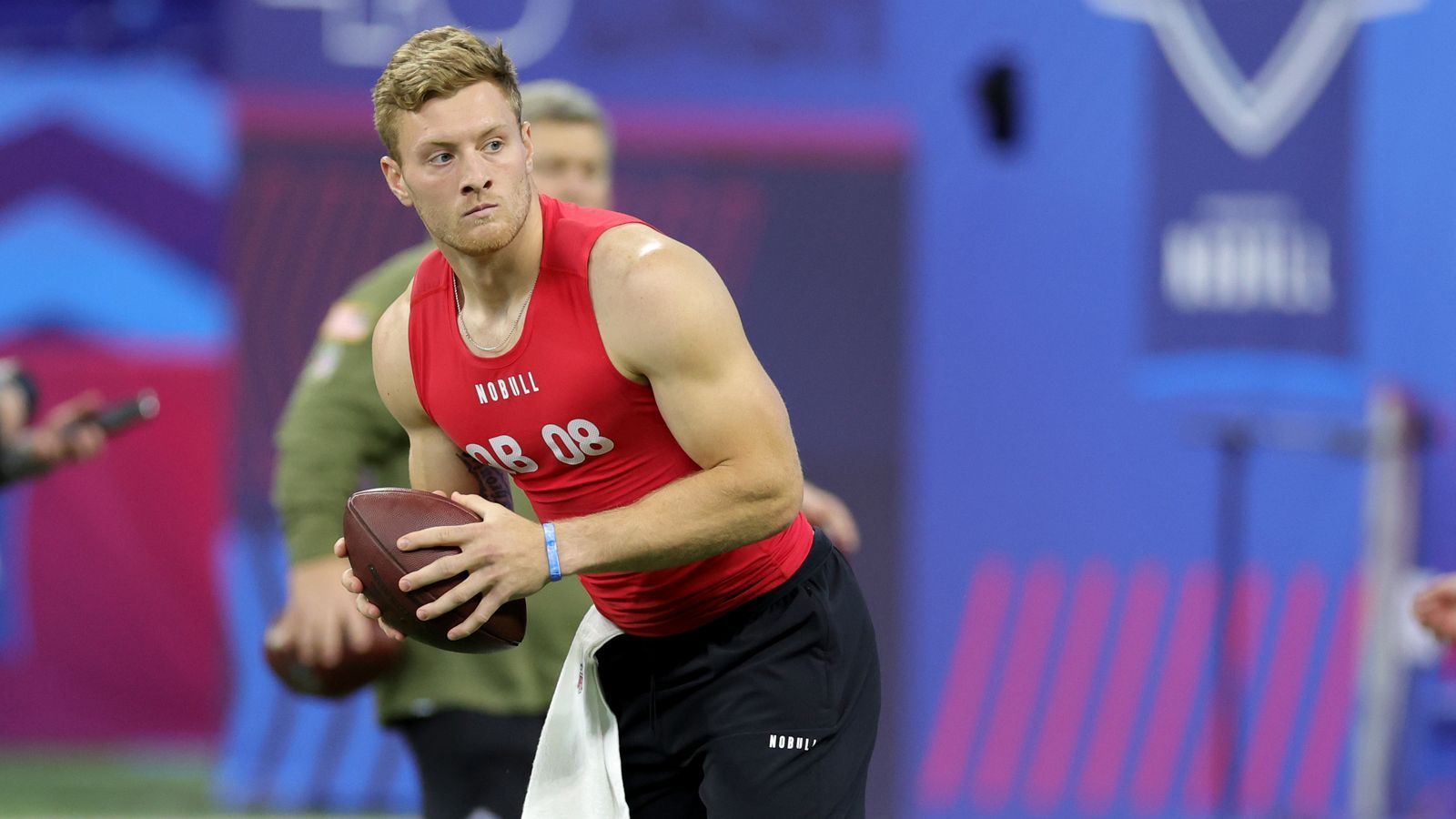 
                <strong>4. Pick: Indianapolis Colts - Will Levis (QB)</strong><br>
                Auch die Colts sind auf Quarterback-Suche. Da mit Stroud, Young und Richardson die drei Top-Kandidaten weg sind, holen sie sich an Position vier Will Levis von den Kentucky Wildcats. Tatsächlich sollen die Colts Levis ohnehin mit großem Aufwand gescoutet und als sehr passend eingeschätzt haben. Somit dürften die ersten vier Teams im diesjährigen Draft mit ihren Quarterback-Picks alle sehr zufrieden sein.
              