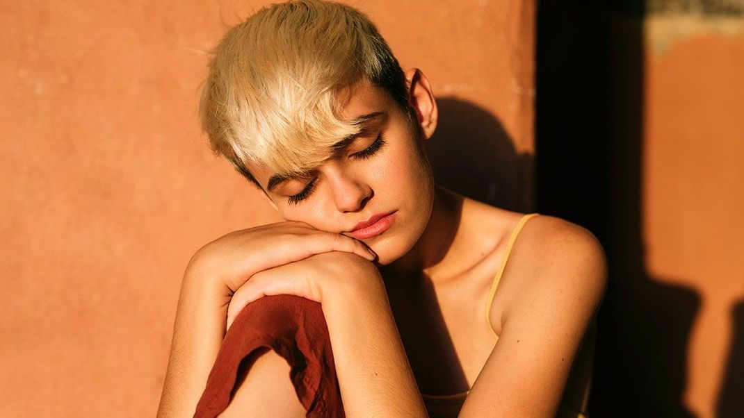 Der Pixie-Cut mit Pony ist die Trendfrisur schlechthin – wir verraten euch, wie Ihr den Look besonders in Szene setzen und stylen könnt.