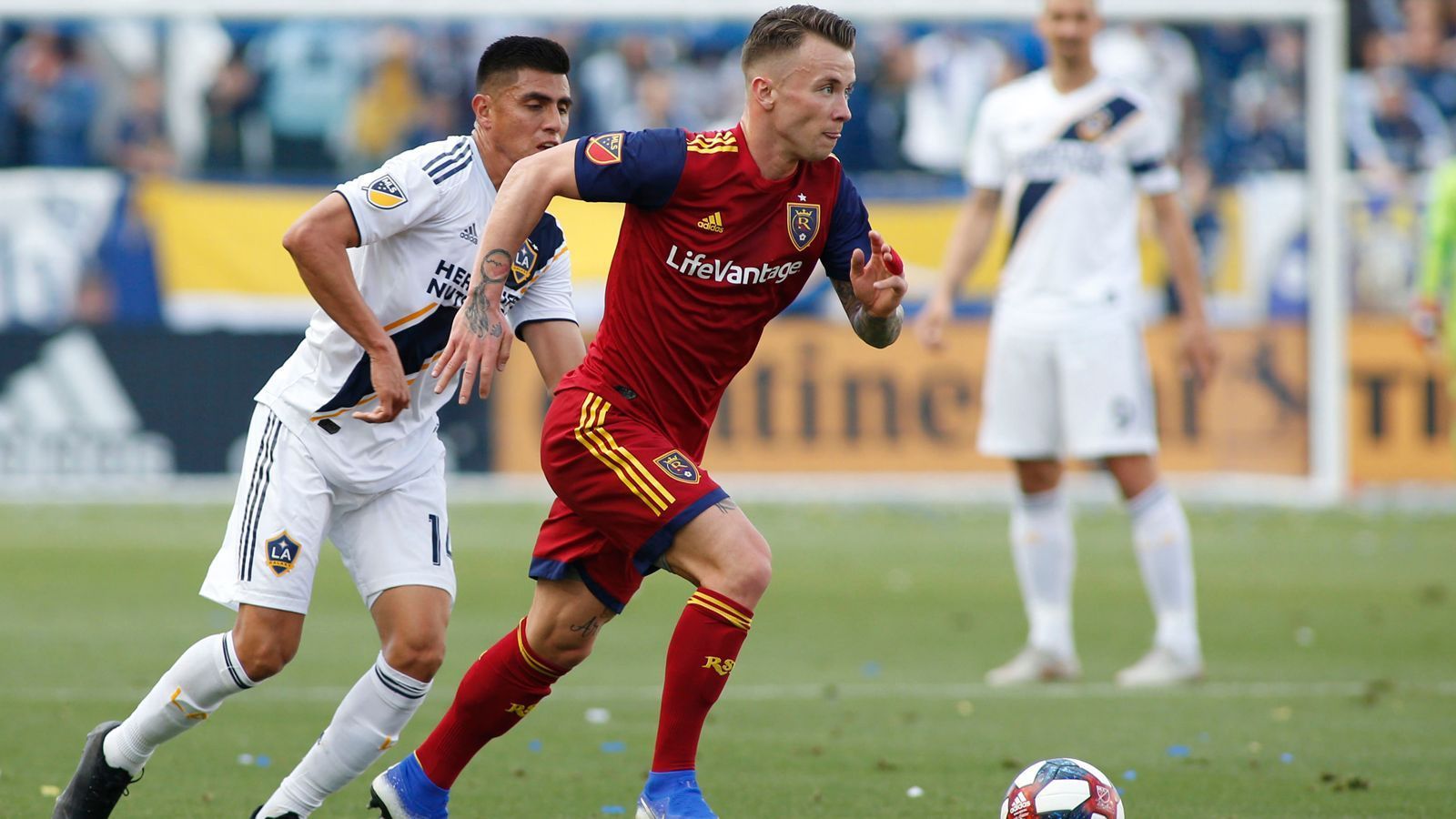 
                <strong>Real Salt Lake City (Western Conference)</strong><br>
                In Salt Lake City, der Hauptstadt des Bundesstaates Utah, wird 2019 ebenfalls Playoff-Fußball gespielt. Real Salt Lake wurde in der Regular Season im Westen Dritter und hat nun in der ersten Playoff-Runde gleich ein Heimspiel. Beim Blick auf das Real-Aufgebot fallen zwei Namen ins Auge: Albert Rusnak (Bild) und Nedum Onuoha. Sowohl der slowakische Toptorjäger Rusnak (zehn Treffer) als auch der englische Abwehr-Routinier Onuoha wurden bei Manchester City ausgebildet. Irgendwann im Laufe der restlichen Saison ist übrigens Gänsehaut-Feeling garantiert, wenn der 40 Jahre alte Keeper Nick Rimando wirklich sein allerletztes Spiel bestreiten wird, bevor er die Handschuhe an den Nagel hängt. Der frühere Nationalspieler stand schon 2009, beim bislang einzigen Meistertitel von Salt Lake, zwischen den Pfosten und nun kommt auf ihn und Real mit ...
              