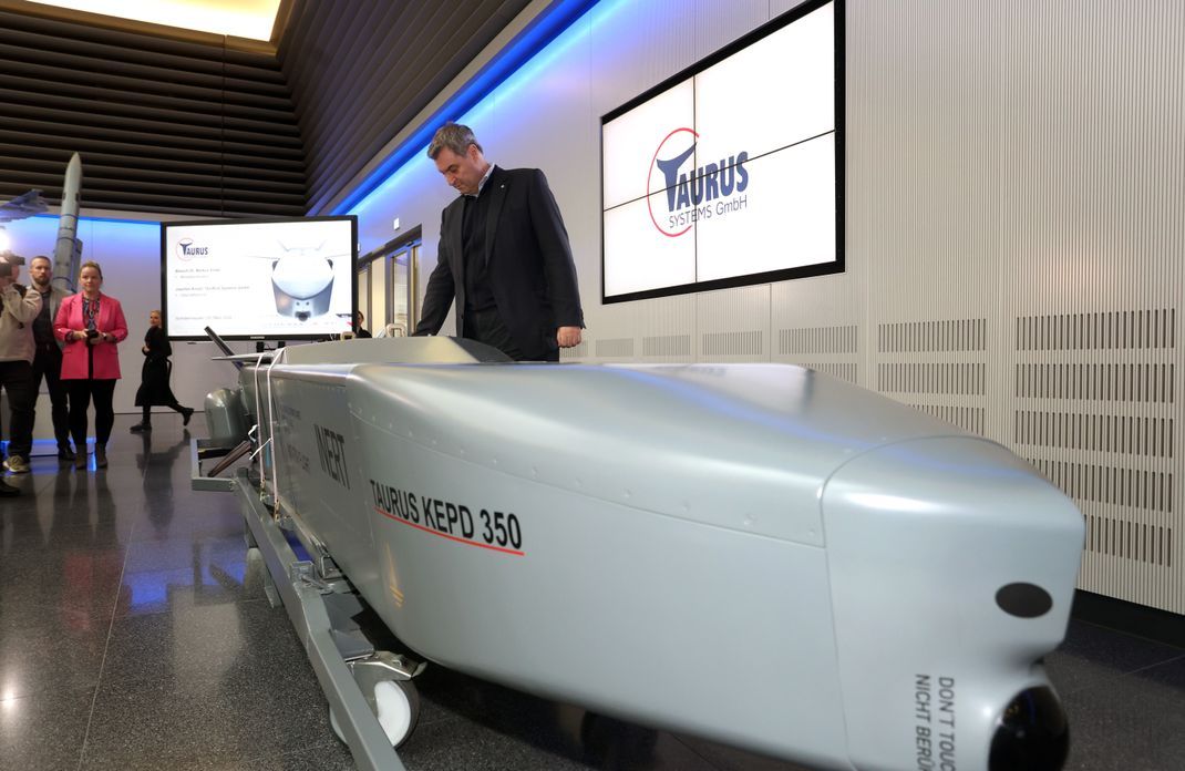 Bayerns Ministerpräsident Markus Söder steht an einem Ausstellungsstück eines Taurus-Marschflugkörpers im Showroom des Rüstungsunternehmens MBDA.