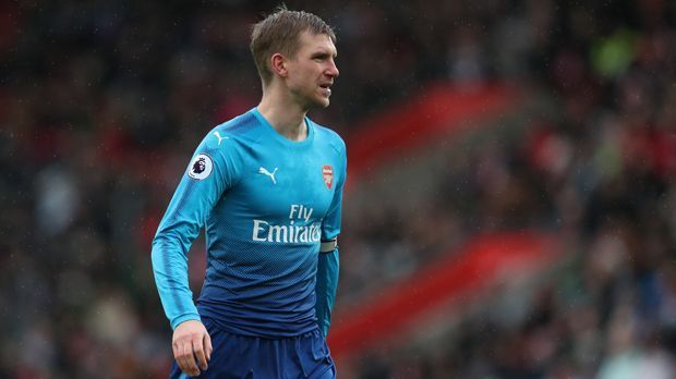 
                <strong>Per Mertesacker (FC Arsenal)</strong><br>
                Schon im Sommer 2017 kündigte der deutsche Weltmeister Per Mertesacker seinen Rückzug nach der laufenden Spielzeit an. Der Innenverteidiger kam bislang in der Verteidigung des FC Arsenal immer noch einigermaßen regelmäßig zu Einsätzen und soll im Sommer 2018 die Leitung des Nachwuchszentrums der "Gunners" übernehmen. Der 1,98-Meter-Hüne kam 2011 von Werder Bremen nach London und gewann mit Arsenal drei Mal den englischen Pokal und zwei Mal den Supercup. Seine Nationalmannschafts-Karriere beendete der 33-Jährige nach dem WM-Triumph 2014.
              