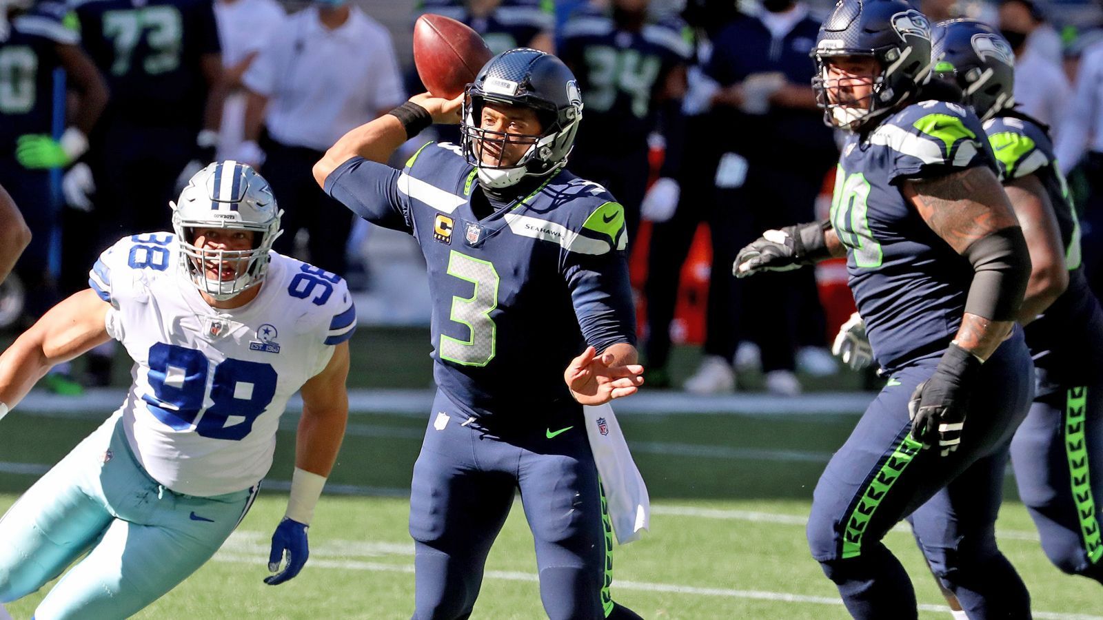 
                <strong>Passing Offense: Seattle Seahawks - 42 Punkte</strong><br>
                Chefkoch Russell Wilson hat auch am 3. Spieltag gegen die Dallas Cowboys wieder Touchdowns serviert, diesmal in fünf Gängen, garniert mit 315 Yards. Drei der fünf Brote in der Endzone wurden von Wide Receiver Tyler Lockett gefangen. Zusammen mit den Amuse-Gueules von DK Metcalf und Jacob Hollister war das Fünf-Gänge Menü der Seattle Seahawks satte 42 Punkte wert.
              